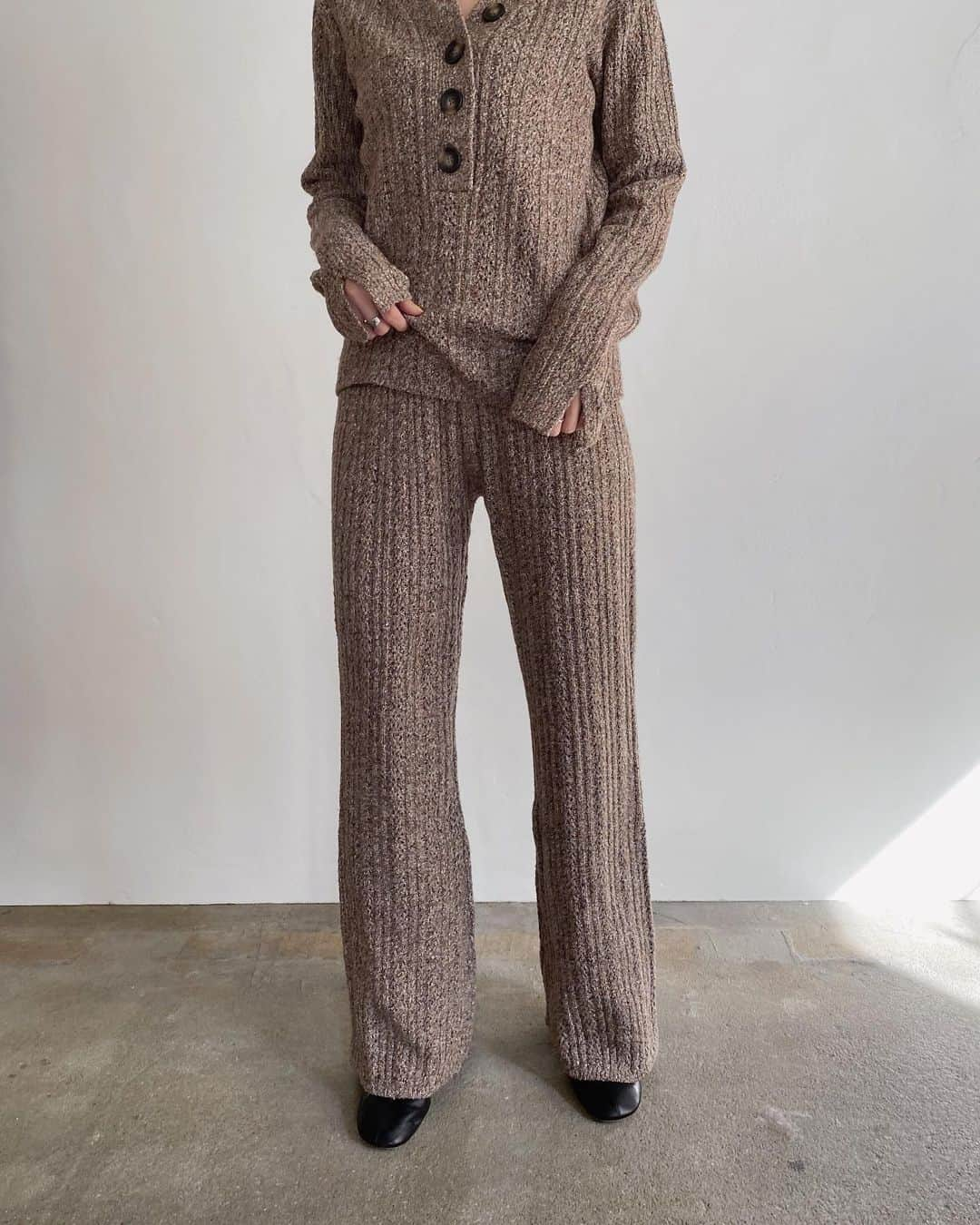 CASA FLINEさんのインスタグラム写真 - (CASA FLINEInstagram)「﻿ knit ¥18,000 +tax﻿ pants ¥26,000 +tax﻿ ﻿ ﻿staff 154cm  #casafline #sustainable #craftmanship #ethical  #sustainablefashion  #upcycle #reuse#sustainablemodefashion  #handmade #organic #casaflineforearth﻿ ﻿ ﻿ ﻿ ﻿ ﻿」1月22日 9時52分 - casa_fline