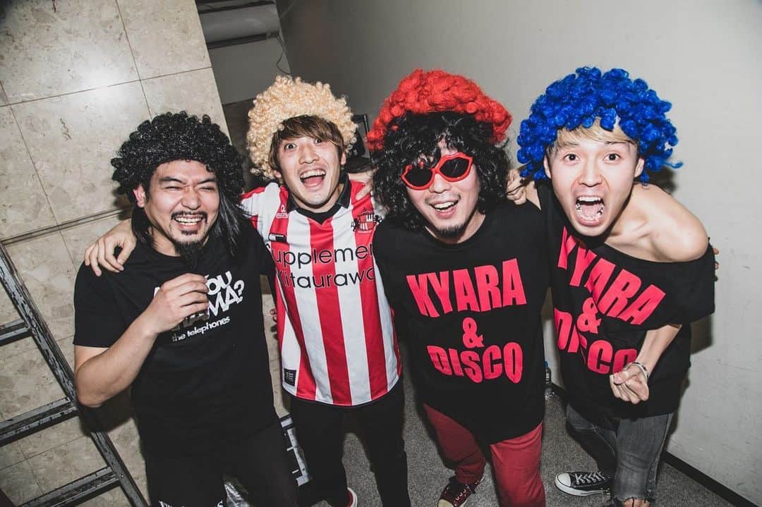 長島涼平のインスタグラム：「Thank you KYARA！！！ こんなヘンテコなライブハウスに育ててもらって、すくすくとヘンテコなバンドに育ちました。  出演してくれたバンドの皆様、キャラのスタッフ、来てくれたみんな、ありがとうございました。  埼玉県北浦和から来ました、the telephonesと言います。これからもひとつ、どうぞよろしく。  #フレンズ #TENDOUJI #BRAHMAN #cinemastaff #thetelephones #北浦和KYARA #ぶっ壊れ  photo by @nekoze_photo」
