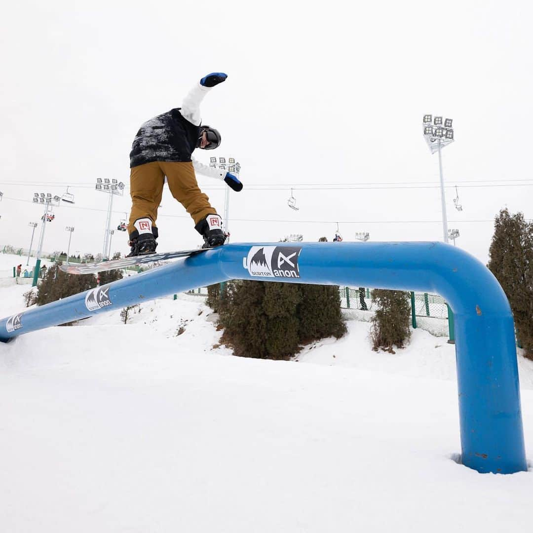 Burton Japanさんのインスタグラム写真 - (Burton JapanInstagram)「先日行われた2019/2020 Burton Qualifiersセミファイナル3は、中国の南山が舞台。ここ数年、ハーフパイプシーンで大きな活躍を見せる中国人ライダーですが、いやいやジブシーンもホットでした。そして、いよいよ今週土曜日には、新潟県神立スノーリゾートでセミファイナル5が開催されます。乞うご期待！ Photo: @li_tiantian_ #BurtonQualifiers #AnonOptics」1月22日 10時07分 - burtonjapan