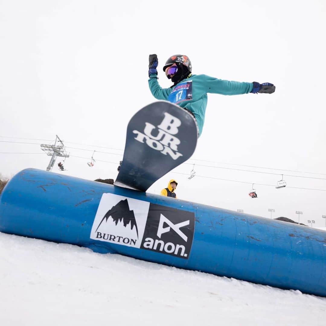のインスタグラム：「先日行われた2019/2020 Burton Qualifiersセミファイナル3は、中国の南山が舞台。ここ数年、ハーフパイプシーンで大きな活躍を見せる中国人ライダーですが、いやいやジブシーンもホットでした。そして、いよいよ今週土曜日には、新潟県神立スノーリゾートでセミファイナル5が開催されます。乞うご期待！ Photo: @li_tiantian_ #BurtonQualifiers #AnonOptics」