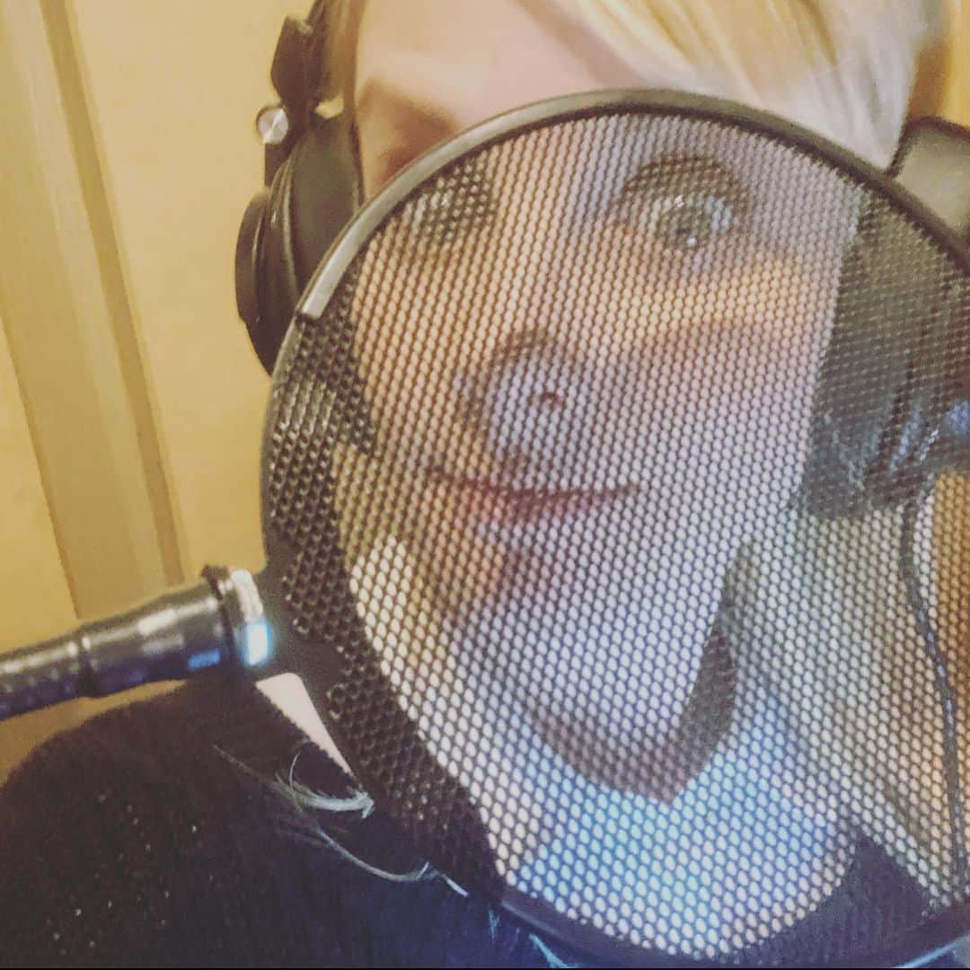 メリッサ・ラウシュのインスタグラム：「When I rock the mic, I rock the mic hardddd.....but not too hard, cause ya know - the equipment is fragile and I would hate to personally have to be on the hook to replace it. Plus said mic doesn’t belong to me and I wouldn’t want to damage other people’s property. Okay, there is no hard rocking of the mic technically...but I do stand near it.」