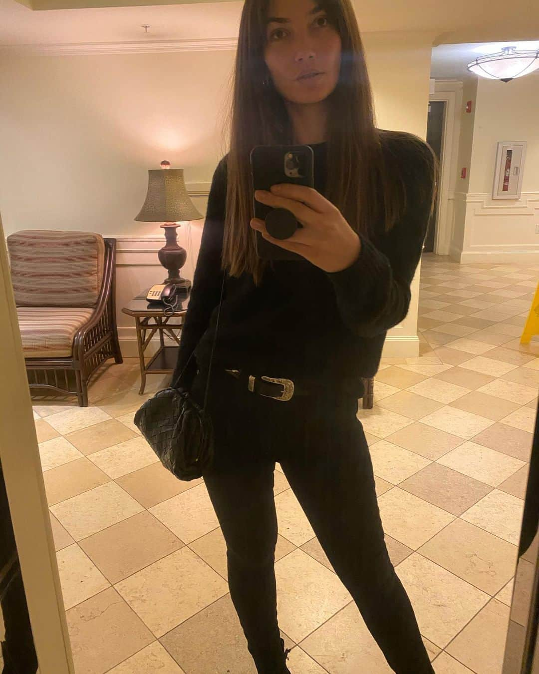 リリー・オルドリッジさんのインスタグラム写真 - (リリー・オルドリッジInstagram)「This is what I like to call the #HotelElevatorMirrorDoorSelfie 📸」1月22日 10時16分 - lilyaldridge