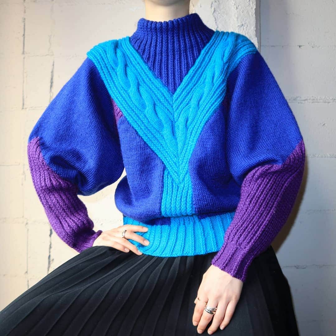吉祥寺 古着屋 Orfeoのインスタグラム：「Tricolor Design Sweater  #orfeo #kichijoji #tokyo #vintage #used #fashion #coordinate #outfit  掲載商品のお問い合わせはメールにて承っております。コメント、DMでのお問い合わせは受け付けておりませんのでご了承ください。」