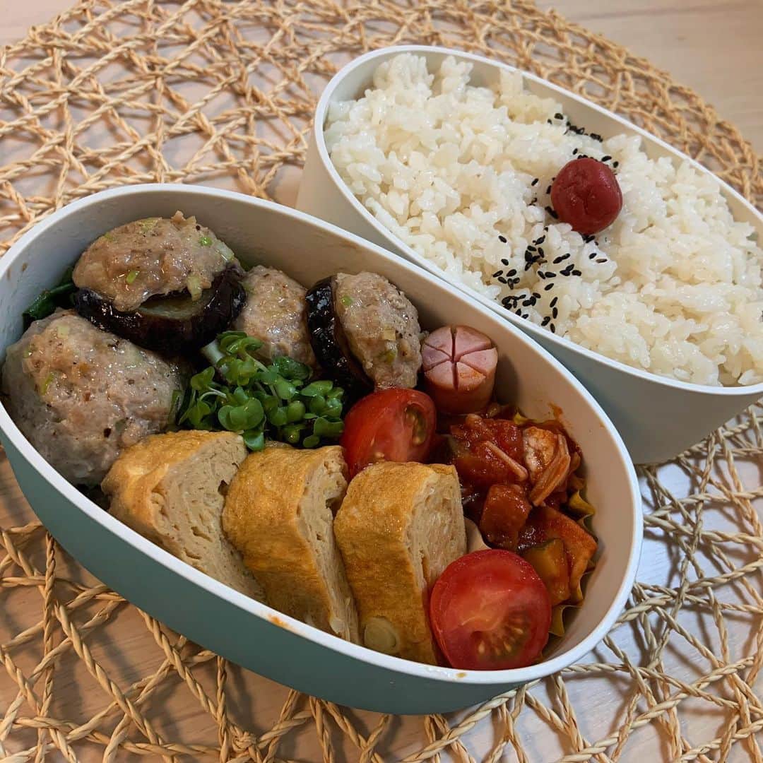 本田しおりのインスタグラム：「#今日のお弁当  #ナスの肉詰め（詰めてはないね） #長葱入り中華玉子 #ウインナー#ラタトゥイユ  #お弁当 #本田弁当 #旦那さん弁当 #神ちゃん弁当」