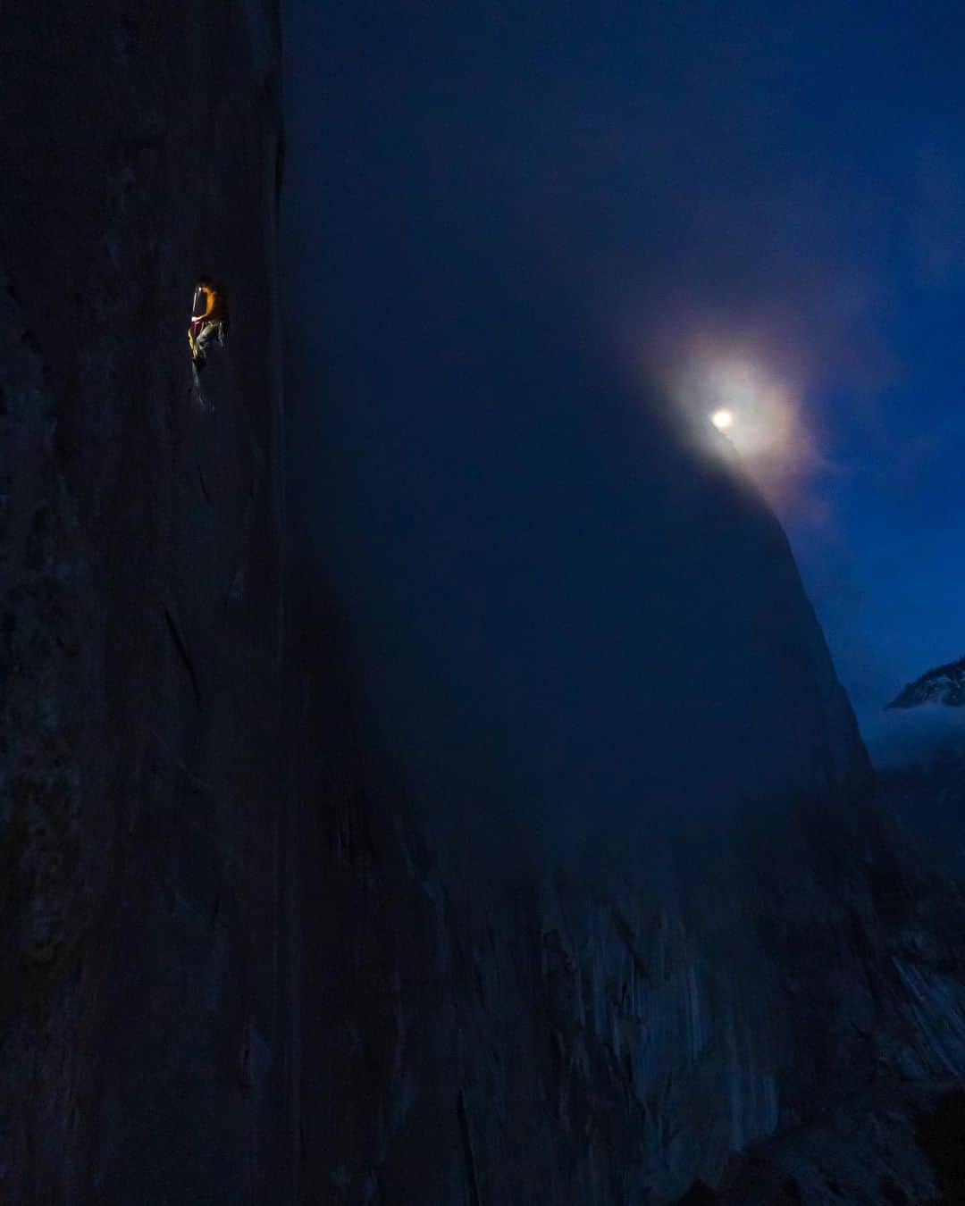 ナーレ・フッカタイバルさんのインスタグラム写真 - (ナーレ・フッカタイバルInstagram)「After all the preparations we finally got a weather window to give Dawn Wall a try. After so much work it felt great to get to actually climb and we lucked out with some perfect sunny January days.  Straight off the ground the easier bottom pitches were challenging as we hadn’t had a chance to try them since November but the higher we made it the better we had everything rehearsed.  Some of the longest pitches were really stressful because you spend such a long time climbing a pitch and if you slip near the anchors you end up wasting lots of time and energy. We had focused on dialing the insecure sections and it worked.  All was going great until we couldn’t get through a section of running water. Then a series of winter storms hit.  During our time prepping Mulero counted about 20km of jumaring - not counting hauling up hundreds of kilos of water, gear, ropes and supplies that you need for doing the climb unsupported.  Big wall climbing at this level seems to be 90% rigging, hauling and jumaring and 10% weather. And once all the work is done, you get rewarded with some climbing. Being the only party on El Capitan for about a month and a half was pretty special on its own and life in the “partyledge” camp was a whole new world I’d never seen.  Now that the logistics and the beta are all figured out, stoke is high to return for round two in the next season! 🙌 📷 @westmountainmedia  @blackdiamond @lasportivagram @lasportivana」1月22日 10時32分 - nalle_hukkataival