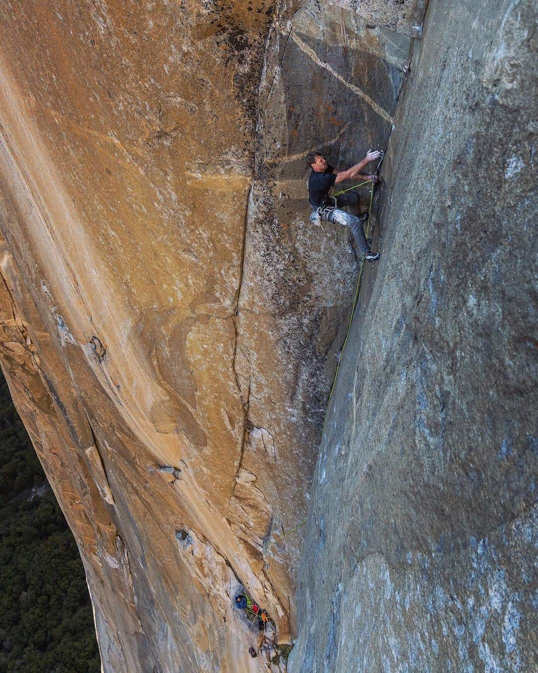 ナーレ・フッカタイバルのインスタグラム：「After all the preparations we finally got a weather window to give Dawn Wall a try. After so much work it felt great to get to actually climb and we lucked out with some perfect sunny January days.  Straight off the ground the easier bottom pitches were challenging as we hadn’t had a chance to try them since November but the higher we made it the better we had everything rehearsed.  Some of the longest pitches were really stressful because you spend such a long time climbing a pitch and if you slip near the anchors you end up wasting lots of time and energy. We had focused on dialing the insecure sections and it worked.  All was going great until we couldn’t get through a section of running water. Then a series of winter storms hit.  During our time prepping Mulero counted about 20km of jumaring - not counting hauling up hundreds of kilos of water, gear, ropes and supplies that you need for doing the climb unsupported.  Big wall climbing at this level seems to be 90% rigging, hauling and jumaring and 10% weather. And once all the work is done, you get rewarded with some climbing. Being the only party on El Capitan for about a month and a half was pretty special on its own and life in the “partyledge” camp was a whole new world I’d never seen.  Now that the logistics and the beta are all figured out, stoke is high to return for round two in the next season! 🙌 📷 @westmountainmedia  @blackdiamond @lasportivagram @lasportivana」