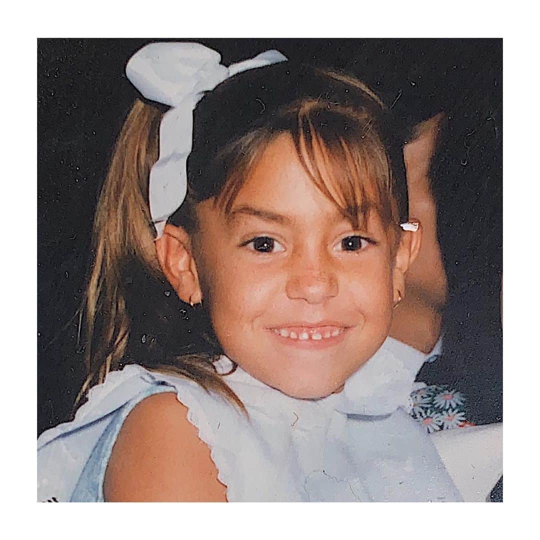 のインスタグラム：「#tbt cuando me creía yo que era la “Tucita” de los tres huastecos y le pedía la pistola a mi Papá “pa dormir tranquila”... prueba que lo traviesa y las cejas vienen desde morrita...」