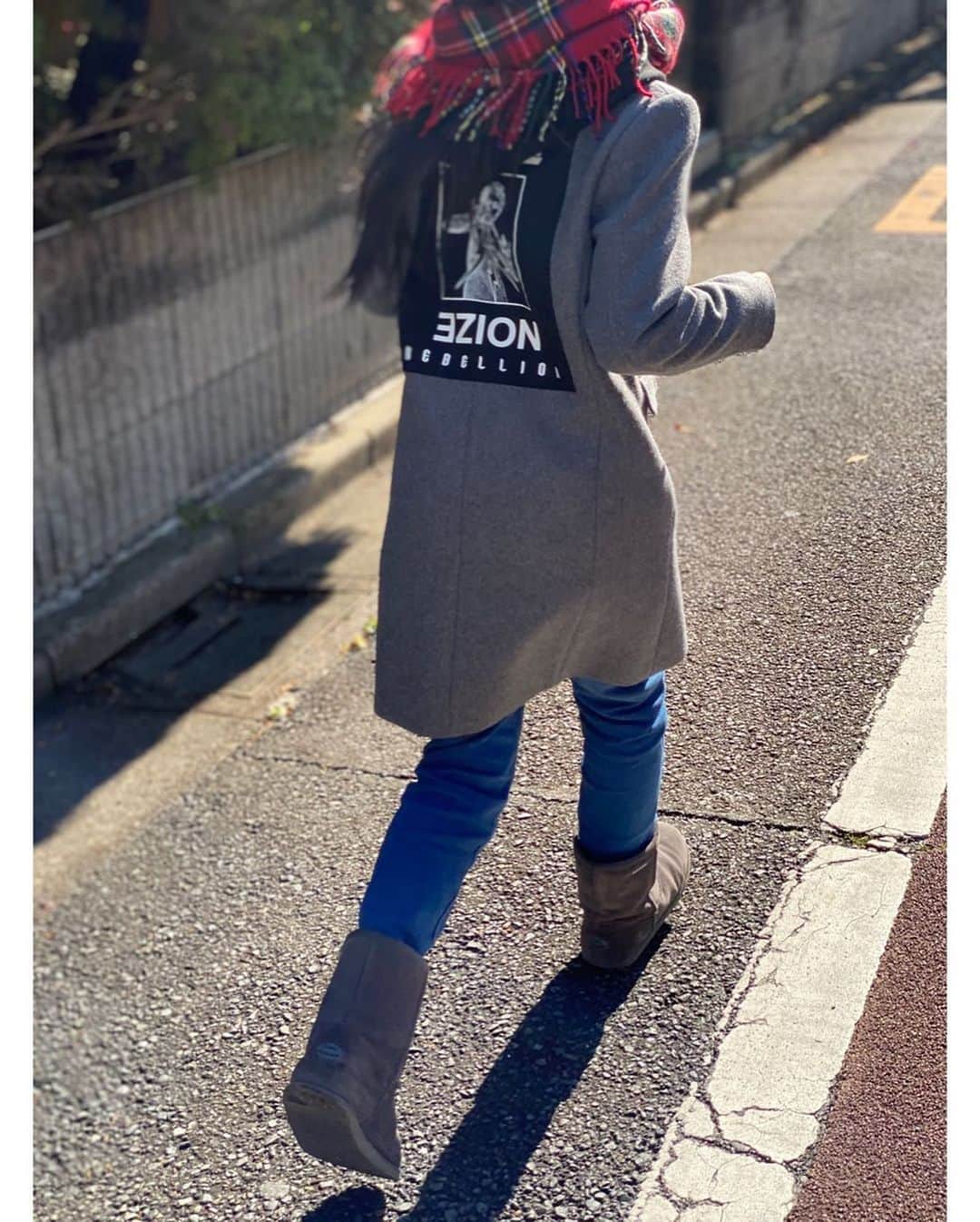 のインスタグラム：「長女。 後ろ姿。 大きくなったなー。 頼りになるんだけど、マイペースでちょっと抜けてるところもある。 焦らずゆっくり大人になってね💕  #mama #mother #model #family #kids #baby #長女 #9歳 #優しい子 #tokyo #japan」