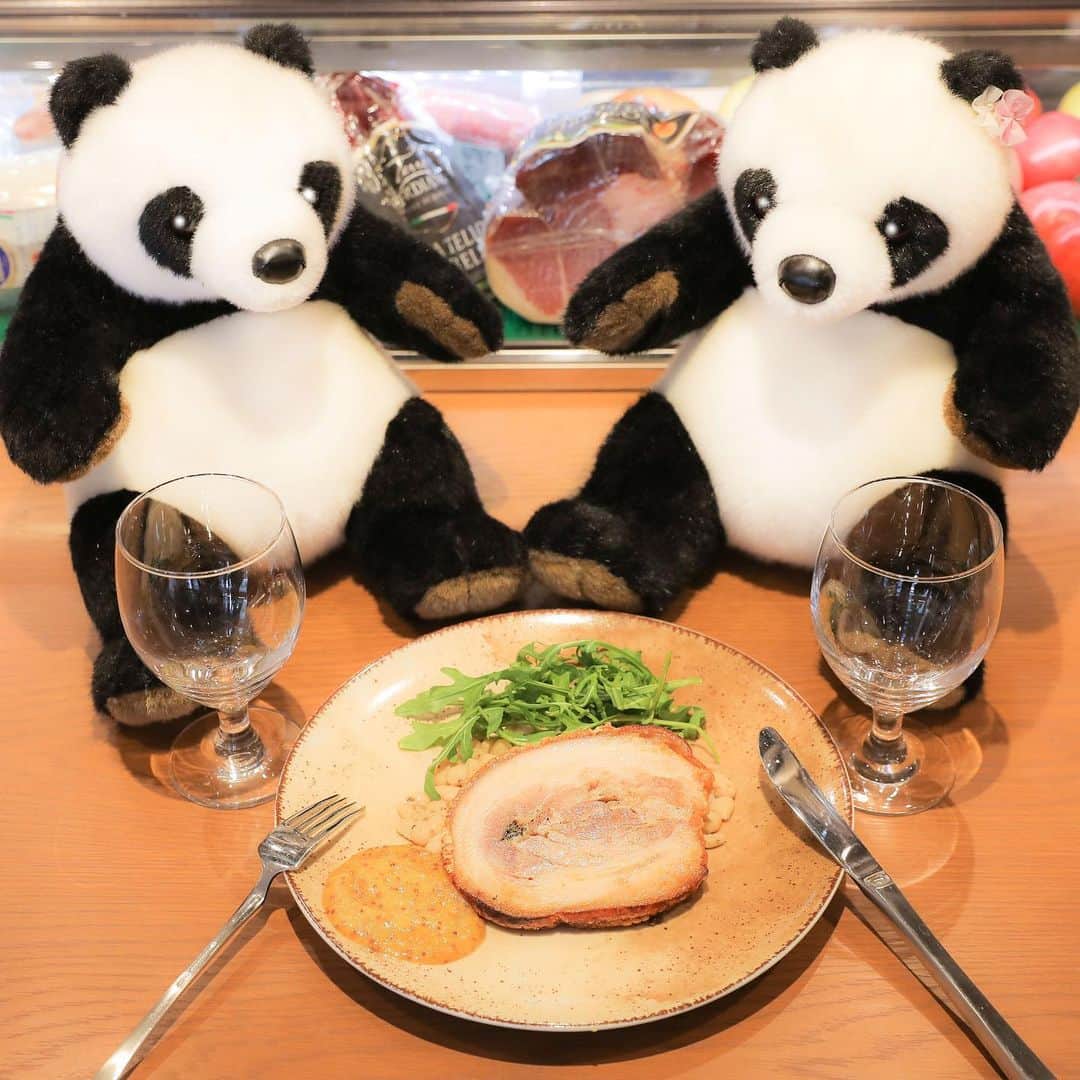 アトレ上野（atre ueno）さんのインスタグラム写真 - (アトレ上野（atre ueno）Instagram)「"今日は彼女とトラットリアピノーロでデート🐼❤️ 「沖縄県産皮付き黒豚バラのポルケッタ」を一緒に食べたんだ🐖 ジューシーな黒豚にソースを絡めて食べると、とっても美味しいんだ🤤✨ デートにぴったりなお店で、彼女も満足してくれたよ✨ みんなも是非食べにきてね♫" . "Went out to TRATTORIA PINOLO with my girlfriend🐼❤️ We ate “Okinawa black pork Porchetta” together🐖 Juicy pork with a sauce is the best🤤✨ The restaurant is good for a date and she liked it a lot✨ Go give it try♫" . "今天跟女朋友去TRATTORIA PINOLO約會 一起吃了沖繩縣產帶皮黑豬五花肉烤肉 鮮嫩多汁的黑豬肉再配上醬汁,真的超級好吃! 很適合約會的一家店,女友也很開心! 大家有機會的話一定要來吃吃看!" . . #上野 #アトレ上野 #アトレ #atre #atreueno #パンダ #上野パンダ #上野散策 #熊猫 #東京観光 #PANDA #🐼 #ueno #tokyotour #ぬい撮り #trattoriapinolo #トラットリアピノーロ #ポルケッタ #porchetta #上野ランチ #上野ディナー #上野デート #上野グルメ #東京ディナー #東京ランチ #東京デート #uenolunch #tokyolunch #tokyofood #ぬい旅」1月22日 10時51分 - atre.ueno