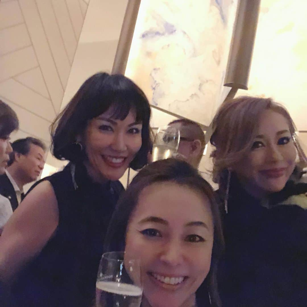 黒田愛美さんのインスタグラム写真 - (黒田愛美Instagram)「昨晩は、チームメイトの経営するZETTONさんが、新しくオープンされた、 六本木三井ガーデンホテル最上階のレストラン&バーBALCONさんのオープニングレセプションへ🍾🎉🎊❣️ 内装もとてもカッコよくてテラスからは東京タワー🗼がどーん😆✨✨ ここ春とか夏とかは本当最高だね‼️ レセプションは大盛況で、入場制限する程‼️人人人で溢れてました❣️ チームメイトや久々に会えた友人らもたくさんいて嬉しかったです💕 またゆっくり伺いたいです🤩🥰 ZETTONの皆さん、おめでとうございます㊗️❣️ #六本木 #三井ガーデンホテル #balcon #バルコン #おしゃれバー #美容アンチエイジング専門医  #黒田愛美」1月22日 10時57分 - kurodaaimi