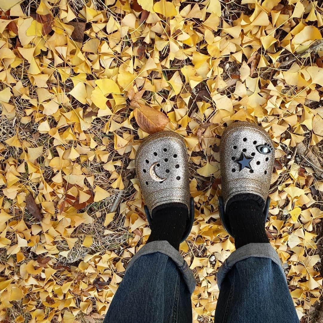 のインスタグラム：「この季節にぴったりのGlitter Clog✨ ⁣星と月のジビッツでもっとキラキラにアレンジ⭐🌙 ⁣#Crocs #クロックス #CrocsAndSocks #グリッター #派手カワ #キラキラ」