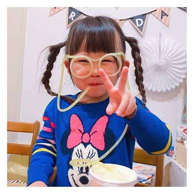 森永乳業#親ばかグランプリ【公式】のインスタグラム：「🍼今週の#チュウチュウごくごく選手権 🥤﻿ ﻿ －－－－－－－－－－－－－－－－－－﻿ @d_uff_y﻿ メガネストローでごくごく🥤﻿ 結構長いので最初の一口が入るまでが大変みたい💦﻿ でも楽しすぎてコップのオレンジジュースがすぐに無くなってました^_^;笑﻿ －－－－－－－－－－－－－－－－－－﻿ ﻿ 楽しいパーティーグッズでお祝い🎉﻿ あっという間に飲み干しちゃったみたいですね🥤﻿ 楽しさが伝わってきます😎﻿ ﻿ みなさまも、「#チュウチュウごくごく選手権 」と「#おでかけ代表」または「#おうち代表」を付けてご参加ください🎵﻿ 詳しくは、プロフィールのリンクをCHECK😉﻿ @morinaga_chuchu_gokugokucp﻿ ﻿ ※リグラム掲載による商品当選との関係はございませんので、予めご了承ください。﻿ ﻿ #森永乳業 #チュウチュウごくごく選手権 #おでかけ代表 #おうち代表 #キャンペーン﻿ #子ども #子供 #こどものいる暮らし﻿ #はぐくみ #やさいジュレ #うるジュレ #こどミル」