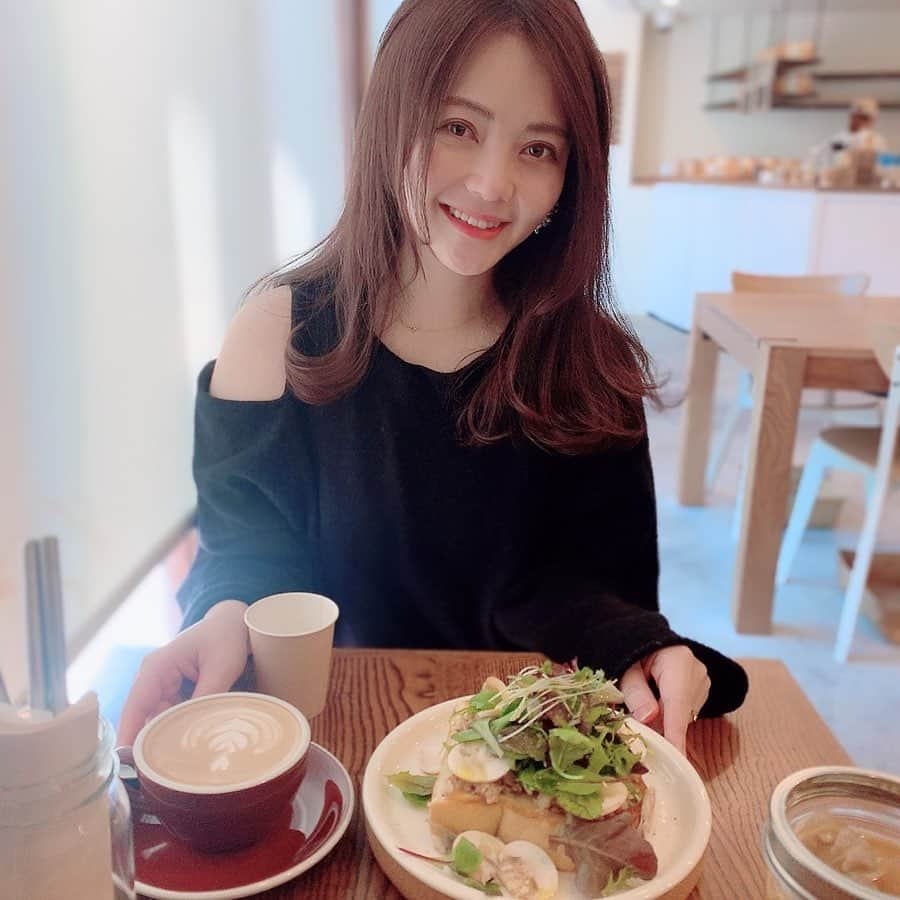 大井智保子さんのインスタグラム写真 - (大井智保子Instagram)「朝活🥪🥪 行ってみたかったパン屋さん🍞 . 予習で食べるの決めてたはずなのに、 結局"冬限定"のあんこバターにしちゃった🧈♡ . . #食パン #🍞 #トースト #toast #bread  #lebresso #lebresso目黒武蔵小山店  #武蔵小山カフェ #武蔵小山 #cafe #bakery #🥪 #ベーカリー #パン屋さん #また行きたい #あんバター #あんバタートースト #あんバタ好き #あんこバター #あんこバタートースト」1月22日 11時21分 - chihokoi