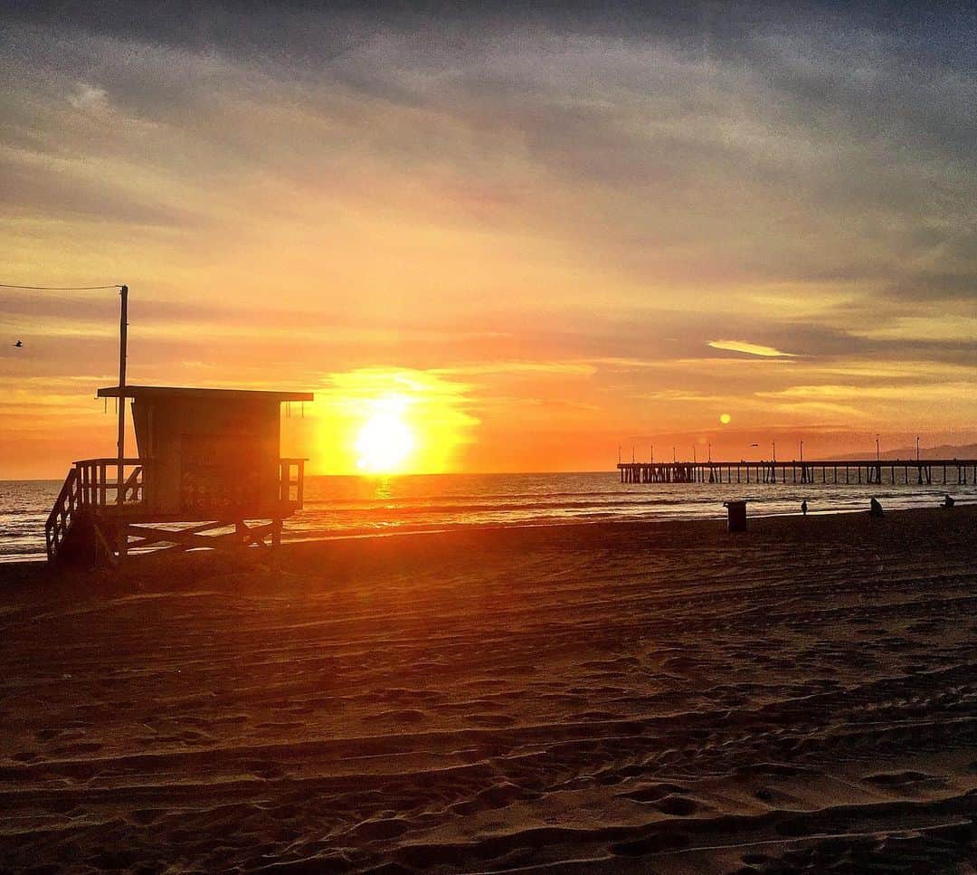 シャーニ・ヴィンソンのインスタグラム：「#VeniceBeach #losangeles #california #sunset #surfwatch #baywatch #welcomehome 🌅」