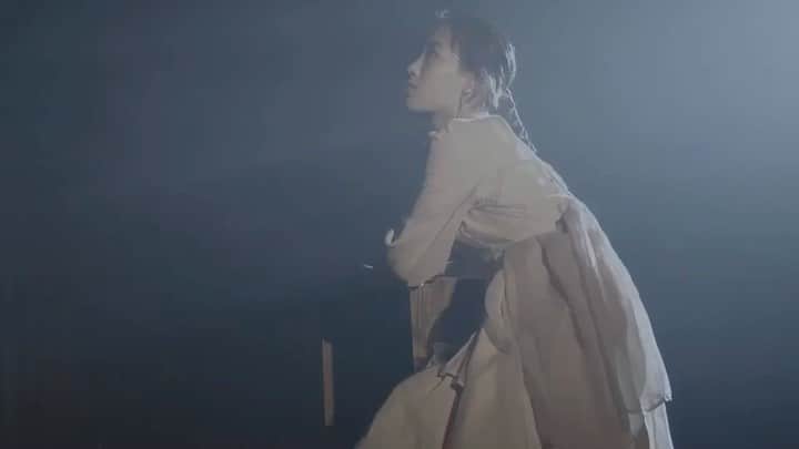 のインスタグラム：「@tomokarintou3 の作ったshort filmが素敵すぎる。 ＝＝＝＝＝＝＝＝＝＝＝ producer/ directed /edit  TOMOKAshindo  choreographer JIPPO  dancer  JIPPO , TOMOKAshindo  film  Daisuke Urano (BABA BLACK) YuichiroShiragaki (Ritika Films ) making Furuyayuki Stylist ／Designer  SACHICO. H/m 　HIKOHO Lighting Designer  Junya Honda(Dort) Assistant  Shunpei Ryuzaki(Dort) Mina Oe(Dort) Asuka Ogihara  Special thanks  Fakers Yuta Shinozuka HIGHFIVE SALAD chinami DJ 西尾  サポート　 八王子倉庫スタジオ ＝＝＝＝＝＝＝＝＝」