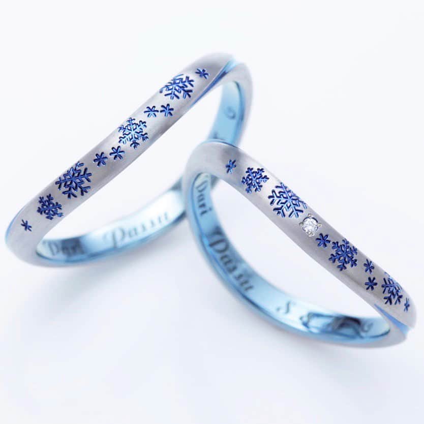 SORA ≪SORA表参道の公式アカウント≫のインスタグラム：「. 雪が舞い散る結婚指輪＊* 雪模様の中にキラリと光る1石のダイヤモンドが素敵ですよね♪ . ぜひ『#結婚指輪sora 』のハッシュタグで SORAの写真を投稿してくださいね！ こちらのアカウントでリグラムさせていただきます♪ . #結婚指輪 #婚約指輪 #表参道 #金属アレルギー #金属アレルギー対応 #レアメタル #鍛造  #手作り #手作り指輪 #マリッジリング #エンゲージリング #ブライダル #ウェディング #プレ花嫁 #クリエィティブ #デザイン #bridal #wedding #jewelry  #creative #design #japaneseart #madeinjapan #2020春婚 #2020夏婚  #2020wedding #雪 #雪の結晶 #snow」