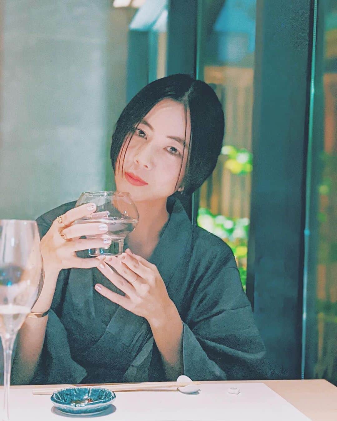 木村仁美さんのインスタグラム写真 - (木村仁美Instagram)「#木村さんとおいしいお酒🍶🍾 . 幸せそうなかお。☺️ おいしいものと、おいしいお酒。 . 近年、日本酒がこんな好きになるとは！ おいしい日本酒を巡る旅をしたいな…🕊 辛口、純米吟醸、が好きです🤍(合ってる？) . . 飲む頻度はものすごく減ってますが 飲めるときは大切に良いお酒を堪能したい気持ち！ お店借りてファンの皆さんとお酒を飲む会とか いつかやってみたい。。❁ #ちゃみスマイル . . . . #お酒好き女子 #ワイン#お酒大好き #日本酒で乾杯 #ショートヘア #japanesesake#japanesesake🍶 #yukatagirl #乾杯🍻#前下がりショートボブ」1月22日 11時38分 - chami_cat