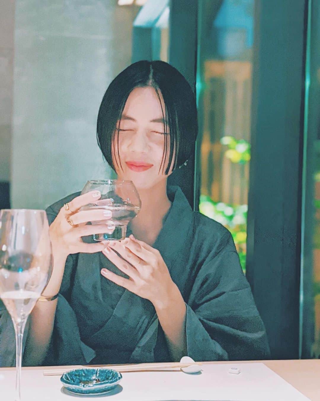 木村仁美さんのインスタグラム写真 - (木村仁美Instagram)「#木村さんとおいしいお酒🍶🍾 . 幸せそうなかお。☺️ おいしいものと、おいしいお酒。 . 近年、日本酒がこんな好きになるとは！ おいしい日本酒を巡る旅をしたいな…🕊 辛口、純米吟醸、が好きです🤍(合ってる？) . . 飲む頻度はものすごく減ってますが 飲めるときは大切に良いお酒を堪能したい気持ち！ お店借りてファンの皆さんとお酒を飲む会とか いつかやってみたい。。❁ #ちゃみスマイル . . . . #お酒好き女子 #ワイン#お酒大好き #日本酒で乾杯 #ショートヘア #japanesesake#japanesesake🍶 #yukatagirl #乾杯🍻#前下がりショートボブ」1月22日 11時38分 - chami_cat