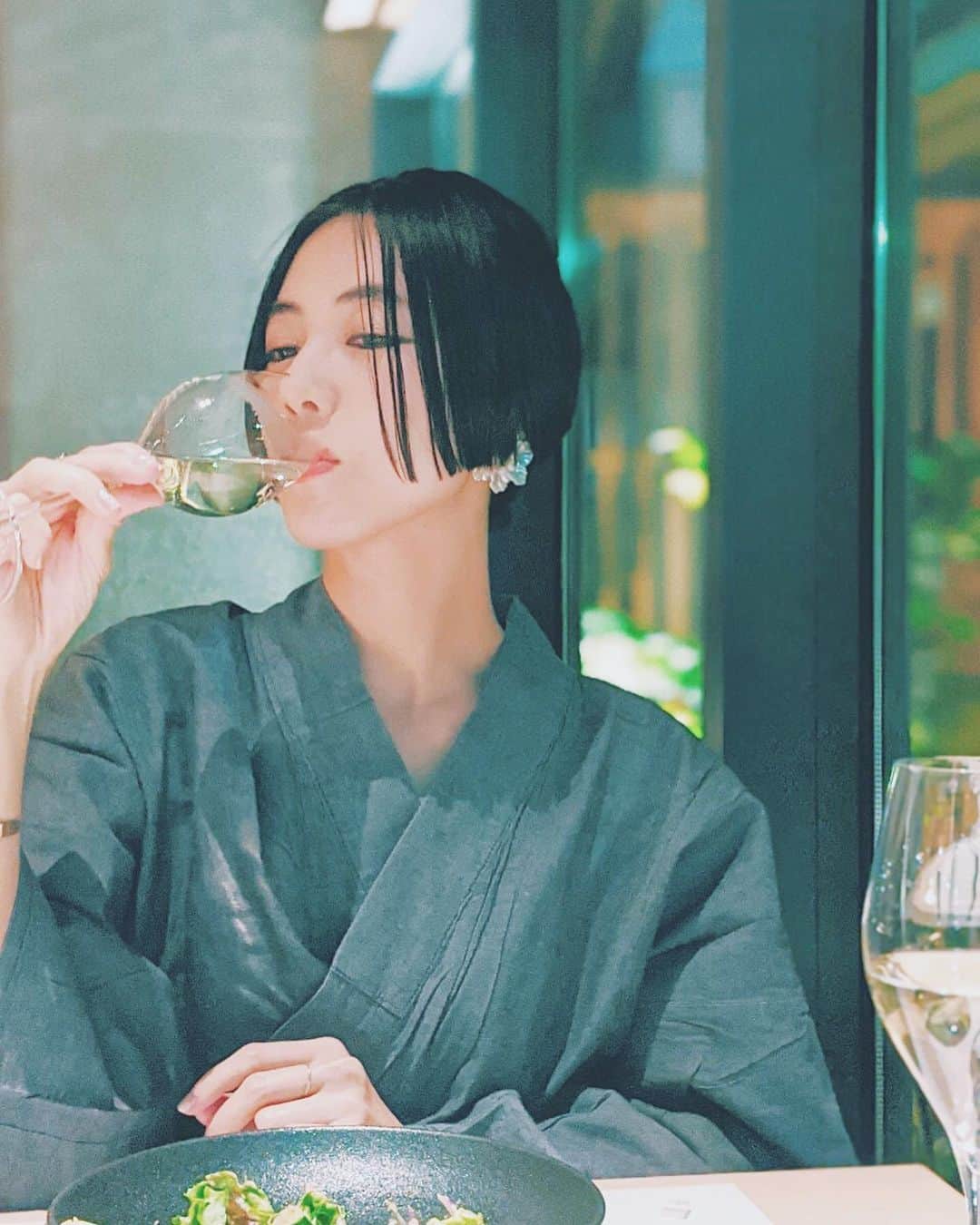 木村仁美のインスタグラム：「#木村さんとおいしいお酒🍶🍾 . 幸せそうなかお。☺️ おいしいものと、おいしいお酒。 . 近年、日本酒がこんな好きになるとは！ おいしい日本酒を巡る旅をしたいな…🕊 辛口、純米吟醸、が好きです🤍(合ってる？) . . 飲む頻度はものすごく減ってますが 飲めるときは大切に良いお酒を堪能したい気持ち！ お店借りてファンの皆さんとお酒を飲む会とか いつかやってみたい。。❁ #ちゃみスマイル . . . . #お酒好き女子 #ワイン#お酒大好き #日本酒で乾杯 #ショートヘア #japanesesake#japanesesake🍶 #yukatagirl #乾杯🍻#前下がりショートボブ」