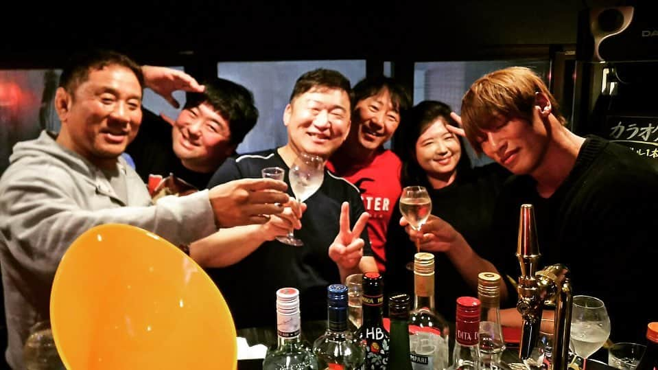 永田裕志さんのインスタグラム写真 - (永田裕志Instagram)「おはようございますゼァ。昨夜は新年会で、超弾けてしまいました。金ちゃん、ありがとうございました。しっかり酒が抜けるよう、永田裕志51歳今日も頑張りますゼァ。#永田裕志 #レッドシューズ海野 #須藤公一  #飯伏幸太 #馬場園梓」1月22日 11時31分 - yuji_nagata