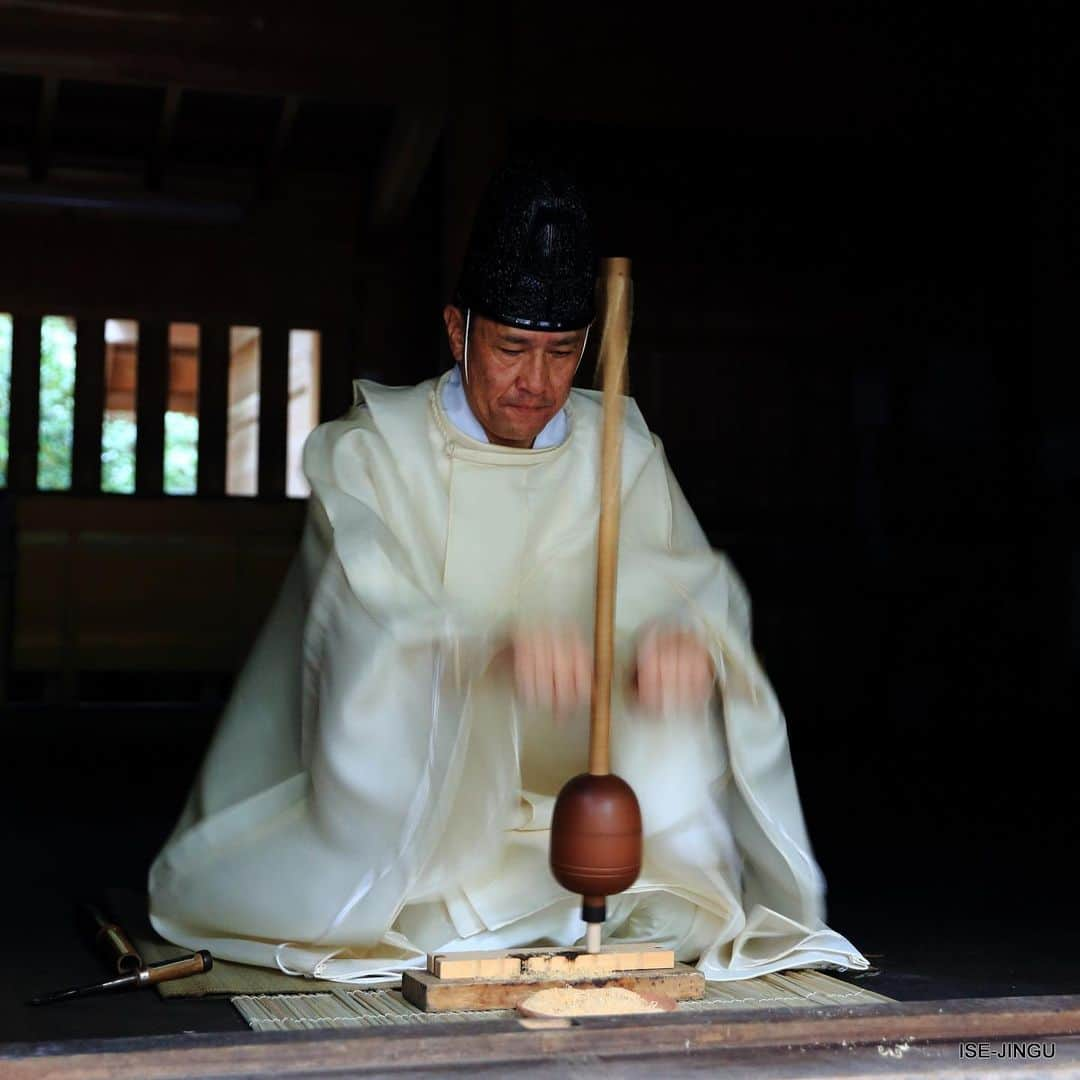 伊勢神宮さんのインスタグラム写真 - (伊勢神宮Instagram)「#伊勢神宮 #神宮 #神社 #心のふるさと #外宮 #日別朝夕大御饌祭 #忌火屋殿 #火鑽り #忌火 #日々 #ISEJINGU #JINGU #SOUL_of_JAPAN #Japan #Jinja #Shinto #Geku #Higoto_asa_yu_omike_sai #sacredfire #everyday」1月22日 11時35分 - isejingu.official