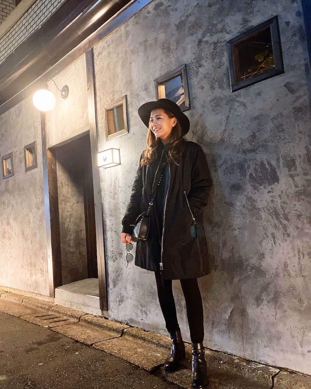 山本いさ奈さんのインスタグラム写真 - (山本いさ奈Instagram)「笑顔で溢れた昨日の私服ちゃん🎩 気付いたら全身真っ黒だった🤣🤘🏽 全部去年かその前の年のものかな🤔💭 🎗outerとtopsが　@zara . 🎗bottomが　@resexxy_official . 🎗hatが　@ungrid_official . 🎗shoesが　@chanelofficial . 🎗bagが　@maisonvalentino . です🧥💕 #fashion#blackcode#winterfashion#resexxy#zara#モノトーンコーデ#ブラックコーデ#冬コーデ」1月22日 11時43分 - _____isana_____