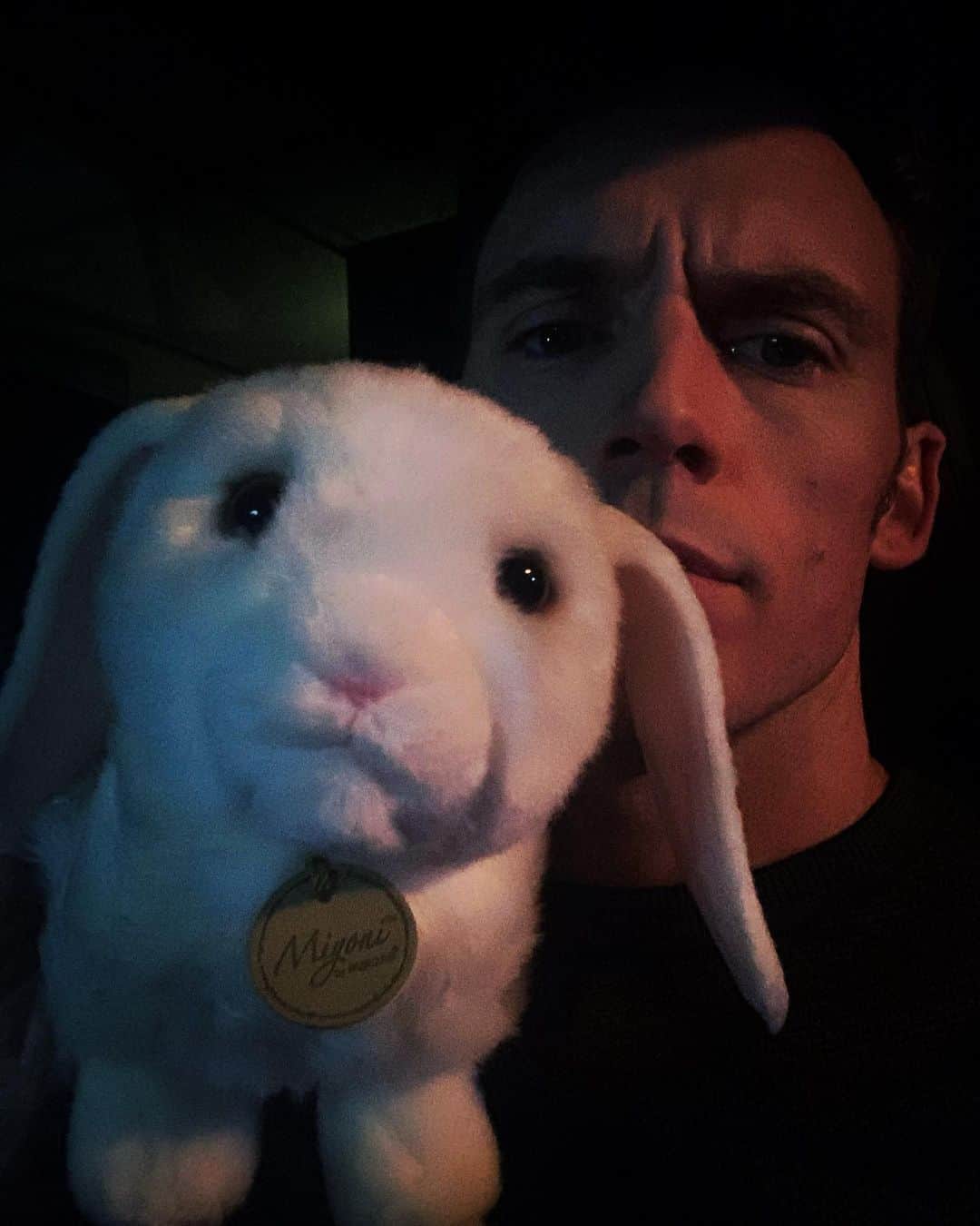 サム・クラフリンのインスタグラム：「Follow the white rabbit...」