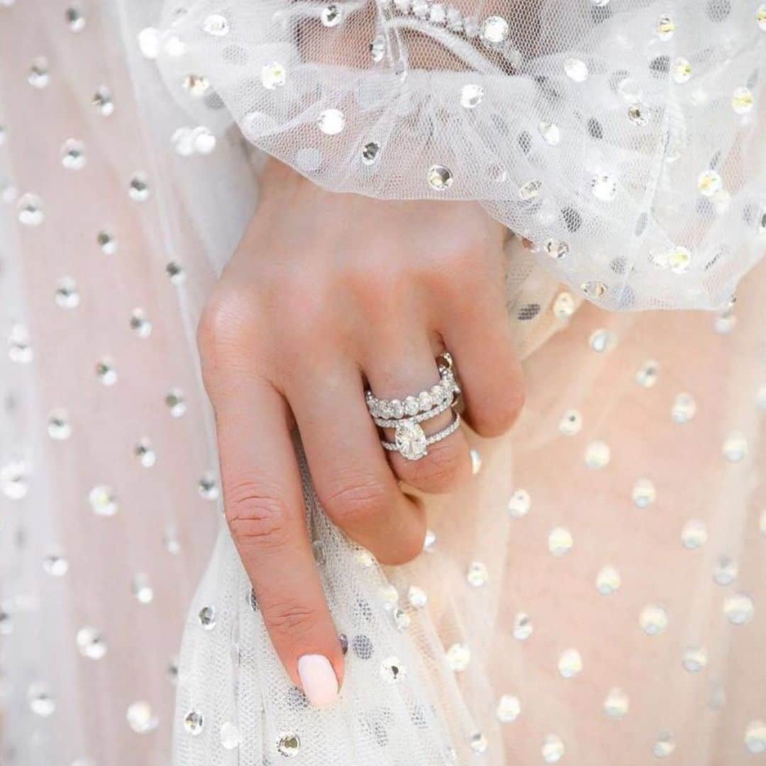 エル・マリアージュのインスタグラム：「2020 WEDDING TREND✍️【オーバルカット】婚約指輪といえばラウンドカットのダイヤモンドが定番だけど、今年はオーバルにも注目を✨💍「オーバルはダイヤモンドがより大きく見えるのが魅力」とスペシャリストも太鼓判👍 リングトレンドの続きはプロフィールのリンクからCheck😉💕 .. .. photo & rings @stephaniegottlieb .. .. #ellemariage #エルマリアージュ #2020春婚 #2020冬婚 #2020夏婚 #2020秋婚 #日本中のプレ花嫁さんと繋がりたい #ellebride #2020年ウエディングトレンド #fashionbride #婚約指輪💍 #プロポーズされました #オーバルカット #リング探し #おしゃれ花嫁 #diamondengagementring #ovalcutdiamond #isaidyes💍 #みんなでエルマリアージュ」