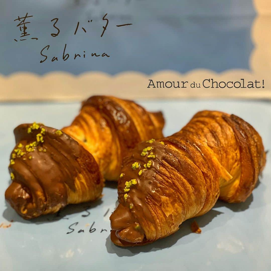 Ayuminさんのインスタグラム写真 - (AyuminInstagram)「🍫アムールデュショコラ🍫 オードリーの姉妹ブランド初出店の 『薫るバターsabrina』さん🤩 . 食べたかったクロワッサンを見事GET🥐 いいタイミングで並べてよかった💓 . バターが香るチョコクロはサクサク！！ おいしくいただきました🤩 🌼パイも買ったから食べるの楽しみ！ @amour_nagoya . . . スタバクイーン👸🏼メインアカウント ➡︎ @ayumin0220stb . #オードリー #薫るバターサブリナ#薫るバターsabrina#サブリナ #2020アムールデュショコラ #アムールデュショコラ#アムールデュショコラ名古屋#タカシマヤ#タカシマヤ名古屋 #名古屋#名古屋ランチ#名古屋グルメ#名古屋カフェ#名古屋ケーキ #インスタグルメアワード2020#あいなご#ナゴレコ#グルメライター」1月22日 12時02分 - ayumin0220