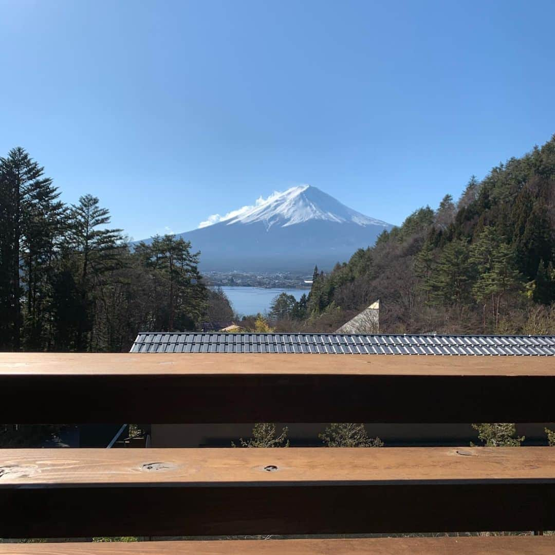 三浦 裕太のインスタグラム：「🗻富士山🗻  誰もが知る日本一の山🗻  僕らも誰もが知る企業へ 世の中の人々に必要とされる企業を目指して。  社名でもある、CarTech 車×テクノロジーでLife 人々の生活を豊にし、Japan日本一の企業へ CarTechLifeJapan Car Tech領域の1番へ🗻🚙 #三浦社長 #大原社長 #日本一 #富士山 #旅行 #出張タイヤ交換 #カーテックライフジャパン #エアトリレンタカー #タイヤチェンジャー #ベンチャー企業 #起業 #沖縄 #レンタカー #北海道 #東京 #上場」