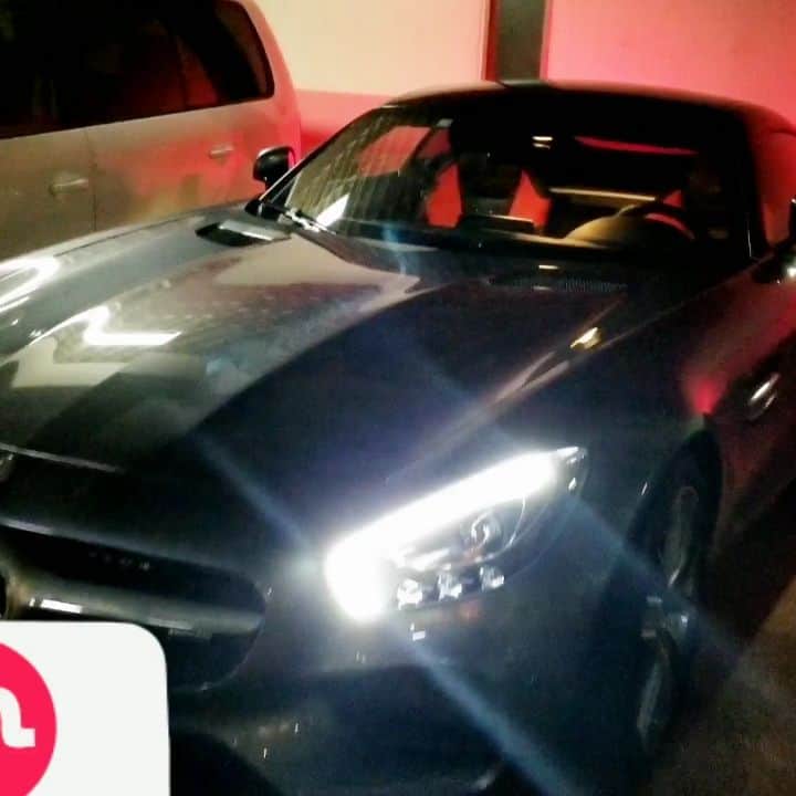 石関友梨のインスタグラム：「AMG GT s！かっこよ♡クライアントの社長様。やっぱ東京は刺激が凄い！私の顔が死んでたので群馬まで送ってくれた。神かよ。私もこんな車が乗れるようにがんばろうww(⁎˃ᴗ˂⁎) #めるせですベンチュ #スポーツカー #パパ活 #無理無理 #笑 #エンジン音 #萌え #群馬でこんなん走ってたらさ」