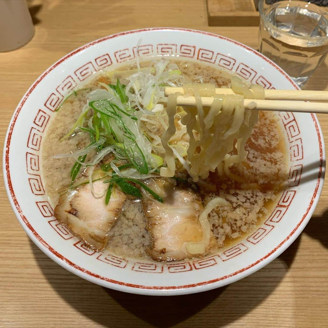 くろさんのインスタグラム写真 - (くろInstagram)「醤油らーめん🍜680円 #喜多方ラーメン #醤油らーめん #醤油ラーメン #醤油らーめんまったり #背脂チャッチャ系 #平打ち麺 #きたかた食堂 #新橋ランチ #麺スタグラム #箸あげ #食べログTOP5000」1月22日 12時12分 - m6bmw