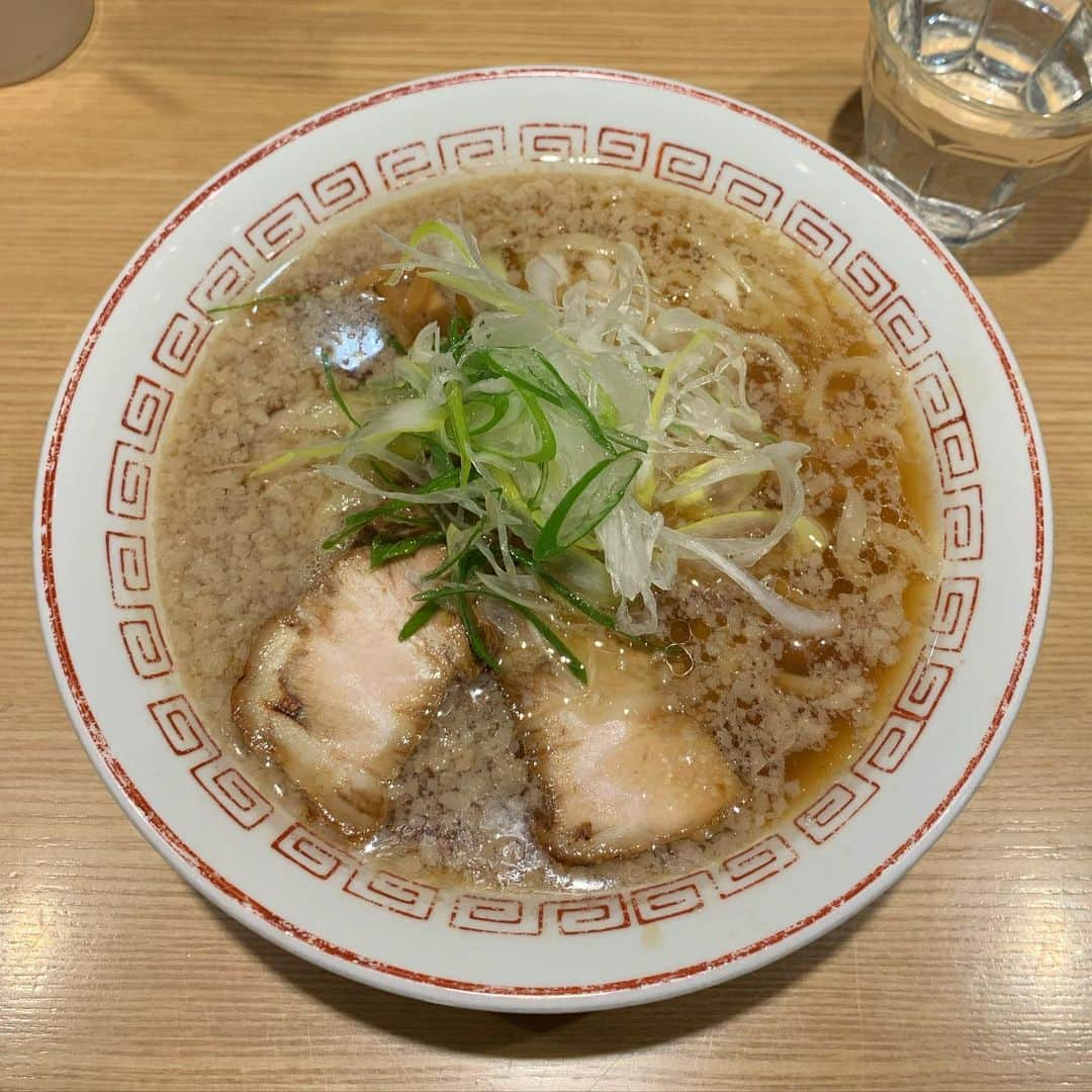 くろさんのインスタグラム写真 - (くろInstagram)「醤油らーめん🍜680円 #喜多方ラーメン #醤油らーめん #醤油ラーメン #醤油らーめんまったり #背脂チャッチャ系 #平打ち麺 #きたかた食堂 #新橋ランチ #麺スタグラム #箸あげ #食べログTOP5000」1月22日 12時12分 - m6bmw