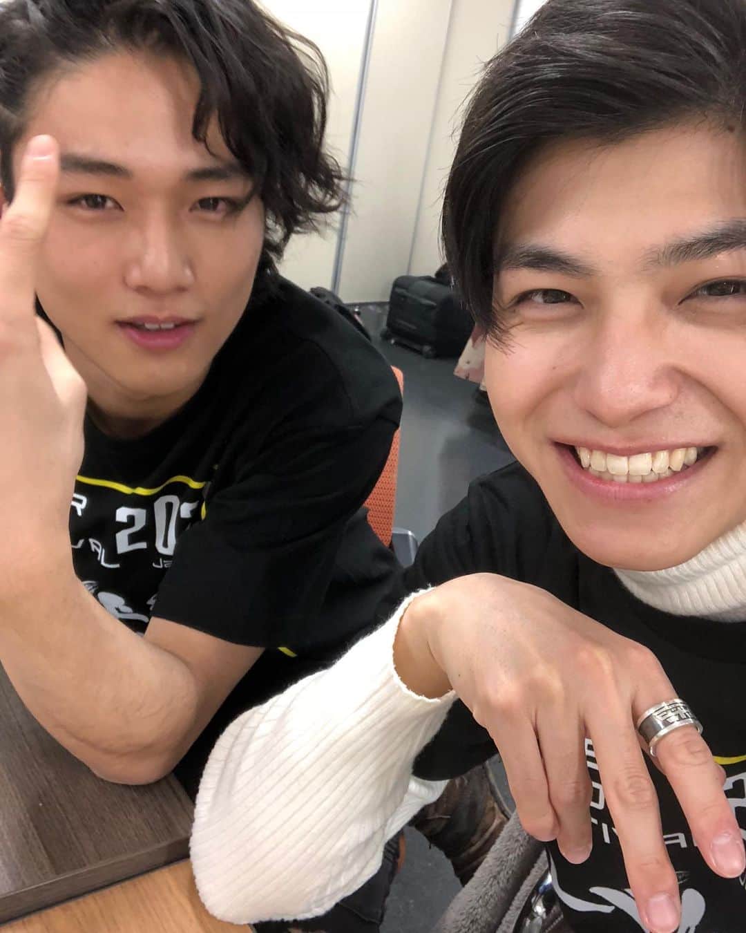 桜木那智のインスタグラム：「珍しいコンビ。 実は同い年。 ・ ・ #超英雄祭 ありがとうございました！！ 皆さんの前で1000%言えて最高でした🔥 これからも応援お願いします！ そして、これからのゼロワンもお楽しみに。」