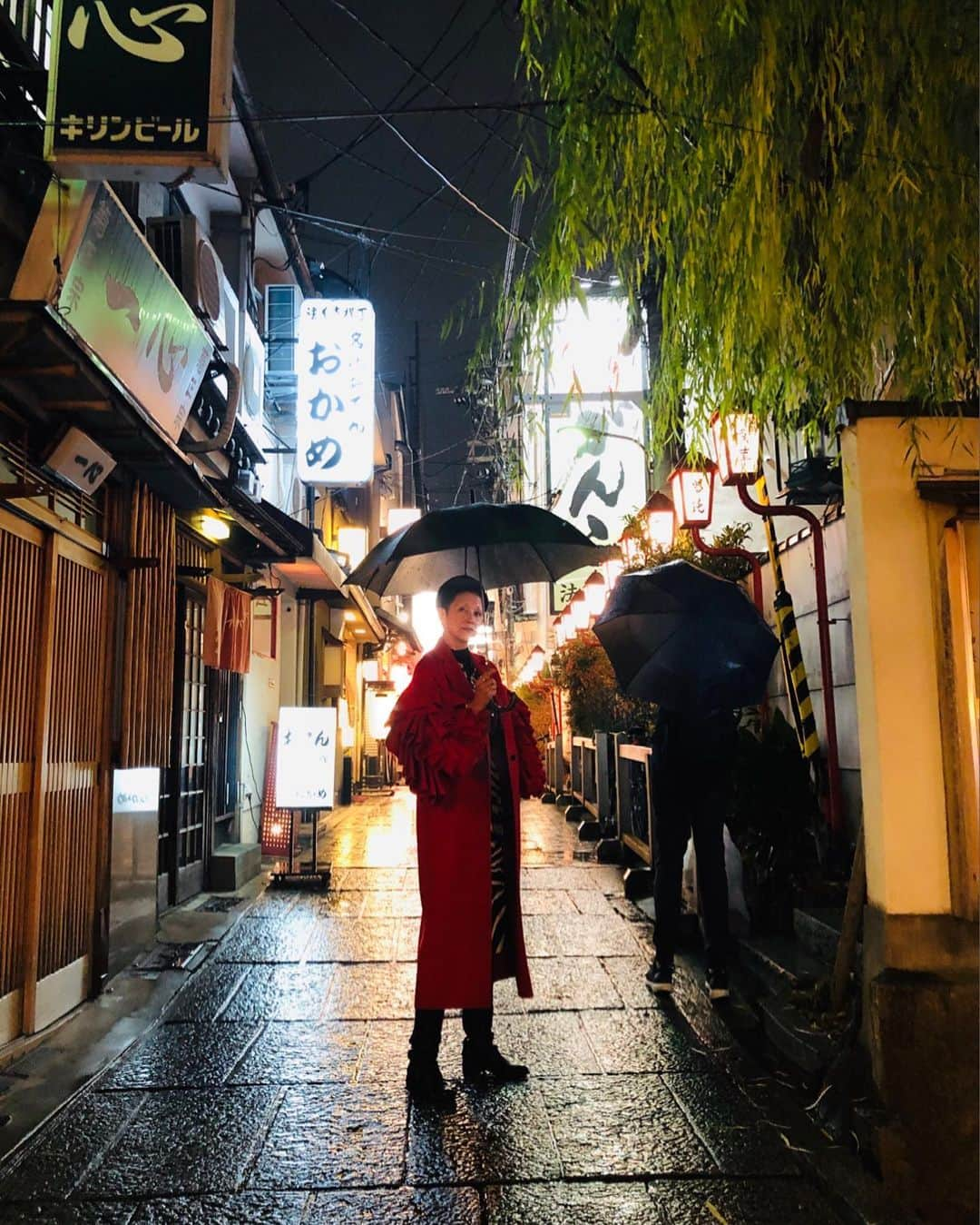 夏木マリさんのインスタグラム写真 - (夏木マリInstagram)「雨の法善寺横丁☂️ #法善寺横丁 #osaka #natsukirock #夏木マリ @mari_natsuki」1月22日 23時02分 - mari_natsuki