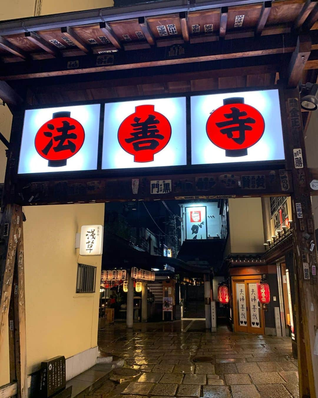 夏木マリさんのインスタグラム写真 - (夏木マリInstagram)「雨の法善寺横丁☂️ #法善寺横丁 #osaka #natsukirock #夏木マリ @mari_natsuki」1月22日 23時02分 - mari_natsuki