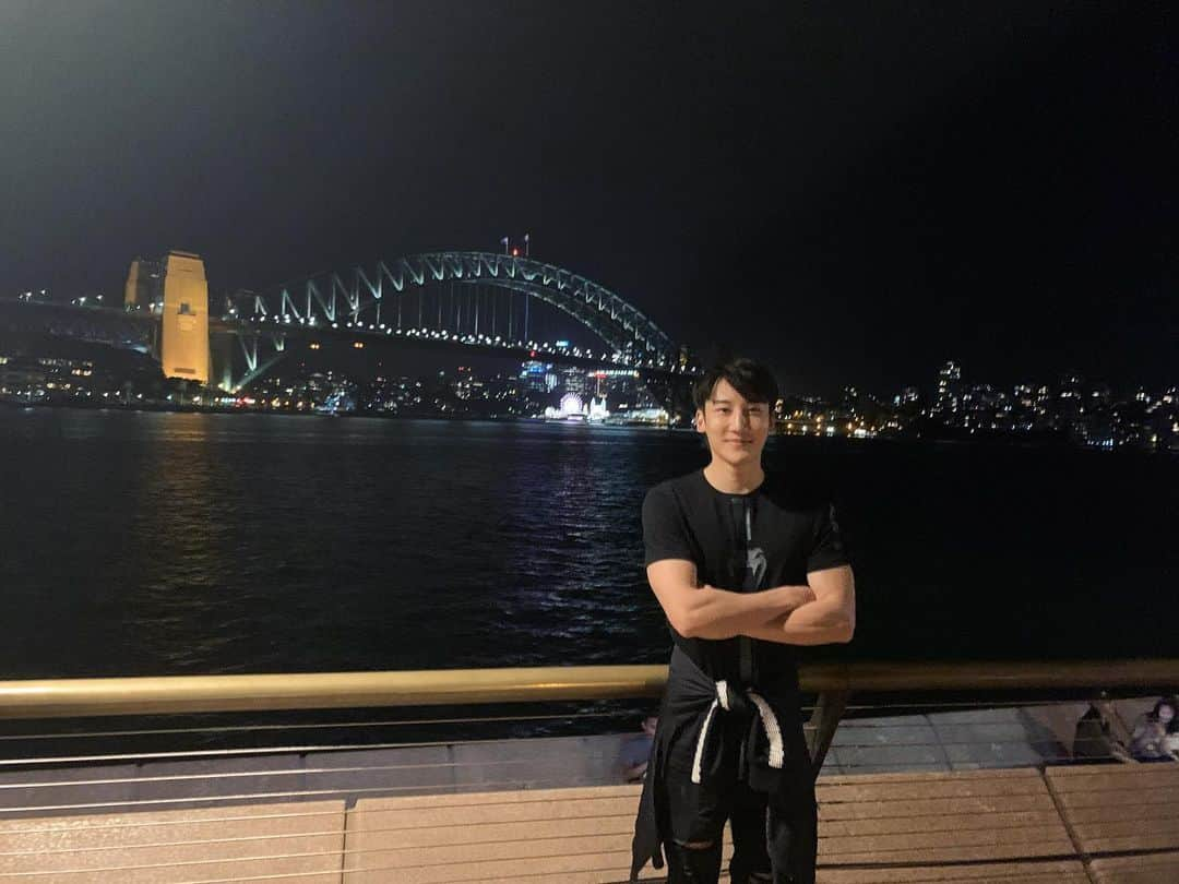 プリンス・マックのインスタグラム：「The one man, tourist group. Where are the aussies at?  #sydney #operahouse #sydneyoperahouse #harbourbridge #darlingharbour #princemak #australia」