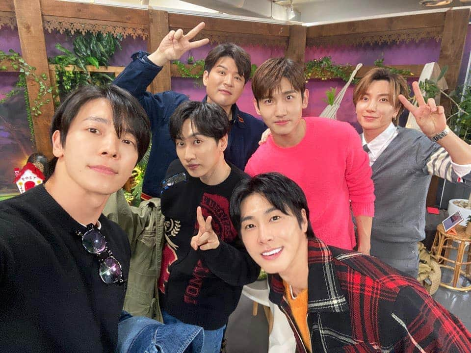 東方神起さんのインスタグラム写真 - (東方神起Instagram)「[📸 #U_Know & #MAX & #LEETEUK & #SHINDONG & #EUNHYUK & #DONGHAE] _ 동방신기 x 슈퍼주니어 <Analog Trip> 마지막 에피소드까지 함께 해주신 여러분 모두 감사합니다❤💙 _ Thank you to all who have been with us until the last episode of TVXQ! x Super Junior <Analog Trip>❤💙 _ #동방신기 #東方神起⁠ #TVXQ! @yunho2154 @changmin88 @tvxq.official #슈퍼주니어 #SUPERJUNIOR @superjunior @xxteukxx @earlyboysd @eunhyukee44 @leedonghae」1月22日 23時05分 - tvxq.official