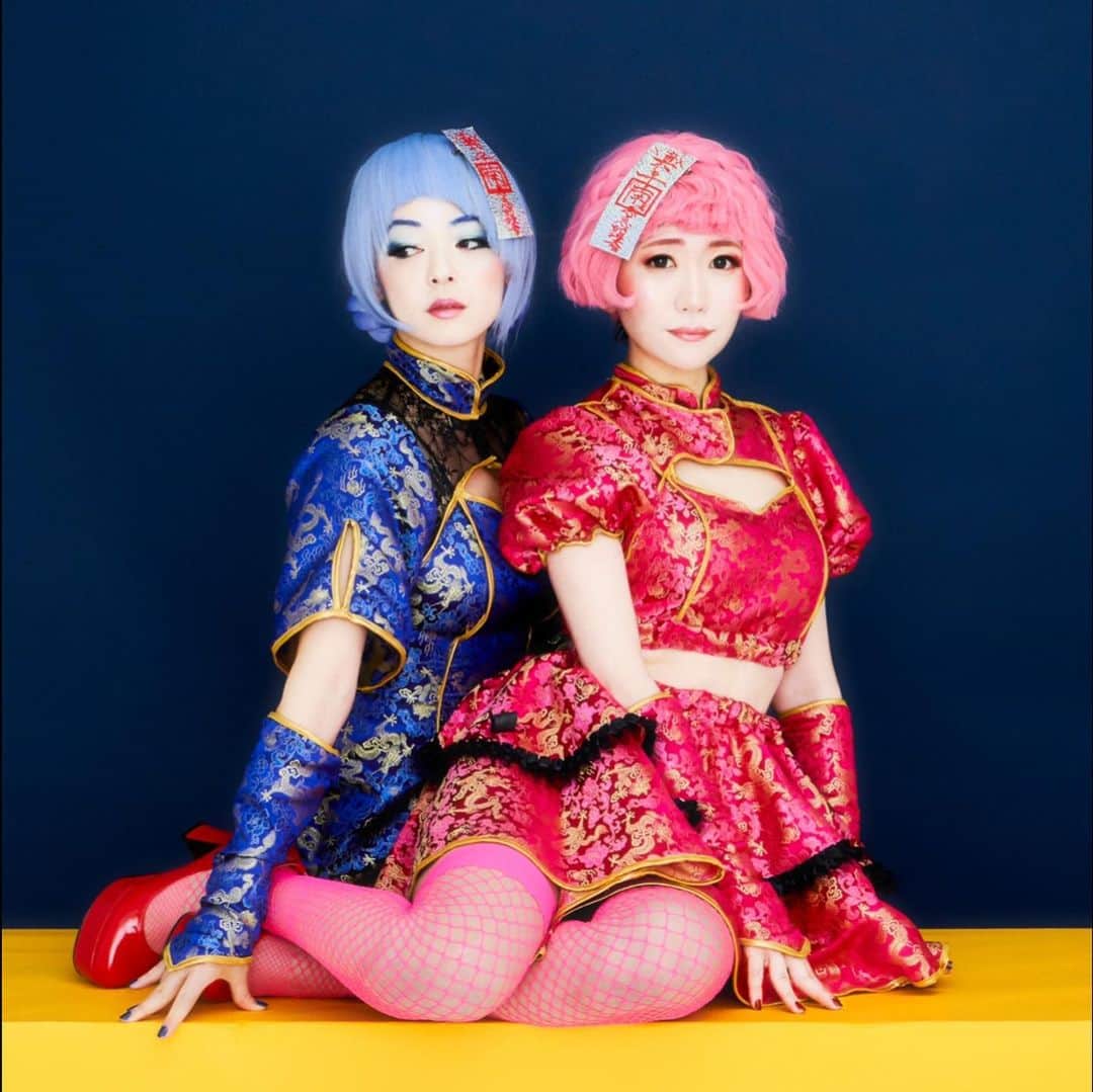 マコ・プリンシパルのインスタグラム：「摩訶不思議系デュオ #まこみなみん 💙💖 「ああしたい、こうしたい、公の地雷」 2020年1月22日🆕release👭💕💿💫✨ ▶️ご視聴 ultravybe.lnk.to/kounozirai ・ 2019年末に歌った「公の時代 (Demo Demo)」からの、新しい旋律やリリックをプラスしてRebornしたスーパーアップデートver ・ ※公の時代（Demo Demo）は、書籍「公の時代」にインスパイアされ出来た楽曲です。 ・ 続く世界❤️ 心の叫び💔 ・ Lyrics：カワムラユキ Music：ichi takiguchi  Photo shoot：moeko sawada Hair&Make-up：JJ Costume：HARUHO TAMAKI ・ ■まこみなみん profile■ 令和元年結成の摩訶不思議系デュオ。 救いのない現代社会、スピリチュアル、東洋思想、社会風刺などを独自の切り口で表現。 メンバーは、美術家や芸術家アイドルユニット「ナマコプリ」としての活動も行うマコ・プリンシパルと、数々のCMでの歌唱や音楽ユニット「cossami」の活動でも知られるminami tagaを中心に、音楽活動に限らずアートワークの制作までを、マイペースにDIYで行う。 ・ #麻雀女子 #vaporwave #ヴェイパーウェイブ　#地雷　#bomb #Landmines #スピリチュアルヒーリング #cosplay #ソーラン節　#冠状病毒酱 #コロナウィルスちゃん」