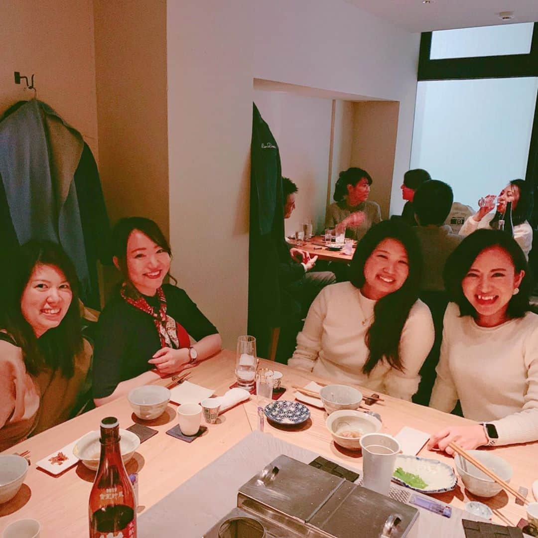 長嶺菜菜子さんのインスタグラム写真 - (長嶺菜菜子Instagram)「﻿ ﻿ 第1回姉妹会👯‍♀️﻿ ﻿ ﻿ 沖縄出身🌺﻿ 長嶺姉妹﻿ ＆﻿ 赤嶺姉妹﻿ ﻿ の姉妹会👯‍♀️﻿ ﻿ ﻿ ▶︎姉妹の共通点5つ　﻿ ▷歳の差 ：2歳差﻿ ▷お酒 ：姉が飲める、妹は飲めない﻿ ▷兄妹構成 ：影の薄い兄がいる﻿ ▷沖縄あるある？：日本語が不自由﻿ ▷高校 ：那覇高校（一中）と首里高校（二中）﻿ ﻿ ﻿ なんといっても﻿ 名前の頭文字が一緒！！﻿ ﻿ ▶︎姉2人﻿ 長嶺ななこ﻿ 赤嶺なつこ﻿ ﻿ ▶︎妹2人﻿ 長嶺まりこ﻿ 赤嶺まき﻿ ﻿ ﻿ これ、意味通じるかね😁﻿ 『な』と『ま』だけ太字にしたい❗️❗️﻿ ﻿ こんな事ある⁉️🤣🤣﻿ 面白い出会いだわ🤣🤣🤣﻿ ﻿ ﻿ 話してたのは﻿ 恋愛・仕事・沖縄の教育について・沖縄について、などなどたくさん話した☺️✨﻿ ﻿ ﻿ ﻿ その中でも﻿ 沖縄の言葉で内地で通じない言葉を共有したんだけどさ﻿ ここで2つだけ紹介するね😁﻿ ﻿ ﻿ ①つ目﻿ ﻿ 沖縄の人は、お店が混んでいたら﻿ ﻿ 【今日いっばいしてるね】﻿ ﻿ って言う。﻿ ﻿ これ、沖縄以外は通じない。﻿ ﻿ ちなみに﻿ 意味は：今日人が多いね（満席だね）﻿ みたいなニュアンス﻿ ﻿ ﻿ ﻿ ②つ目﻿ ﻿ 【この靴狭いね】﻿ ﻿ 意味は：この靴小さいね﻿ ﻿ 洋服とか靴とか帽子とかに、狭い、は結構使ってる気がする。﻿ ﻿ この服狭い、とか。﻿ ﻿ これも沖縄以外は通じない。﻿ ﻿ ﻿ ﻿ これを知ったとき、衝撃だった😂😂😂😂😂﻿ ﻿ ﻿ 普通に使ってた言葉だしさ﻿ ってかてか　むしろ﻿ 【いっぱいしてる】って使いやすくない⁉️﻿ ﻿ ﻿ なんか混んでるイメージがしやすいさーね😁﻿ ﻿ ﻿ ﻿ 他にも無意識で使ってる言葉で通じないのあるんだろーなー🤣﻿ ﻿ ﻿ なんか、思いついてる人、教えて😆👇﻿ ﻿ ﻿ ﻿ ﻿ ﻿ ﻿ ﻿」1月22日 21時37分 - na7co0422