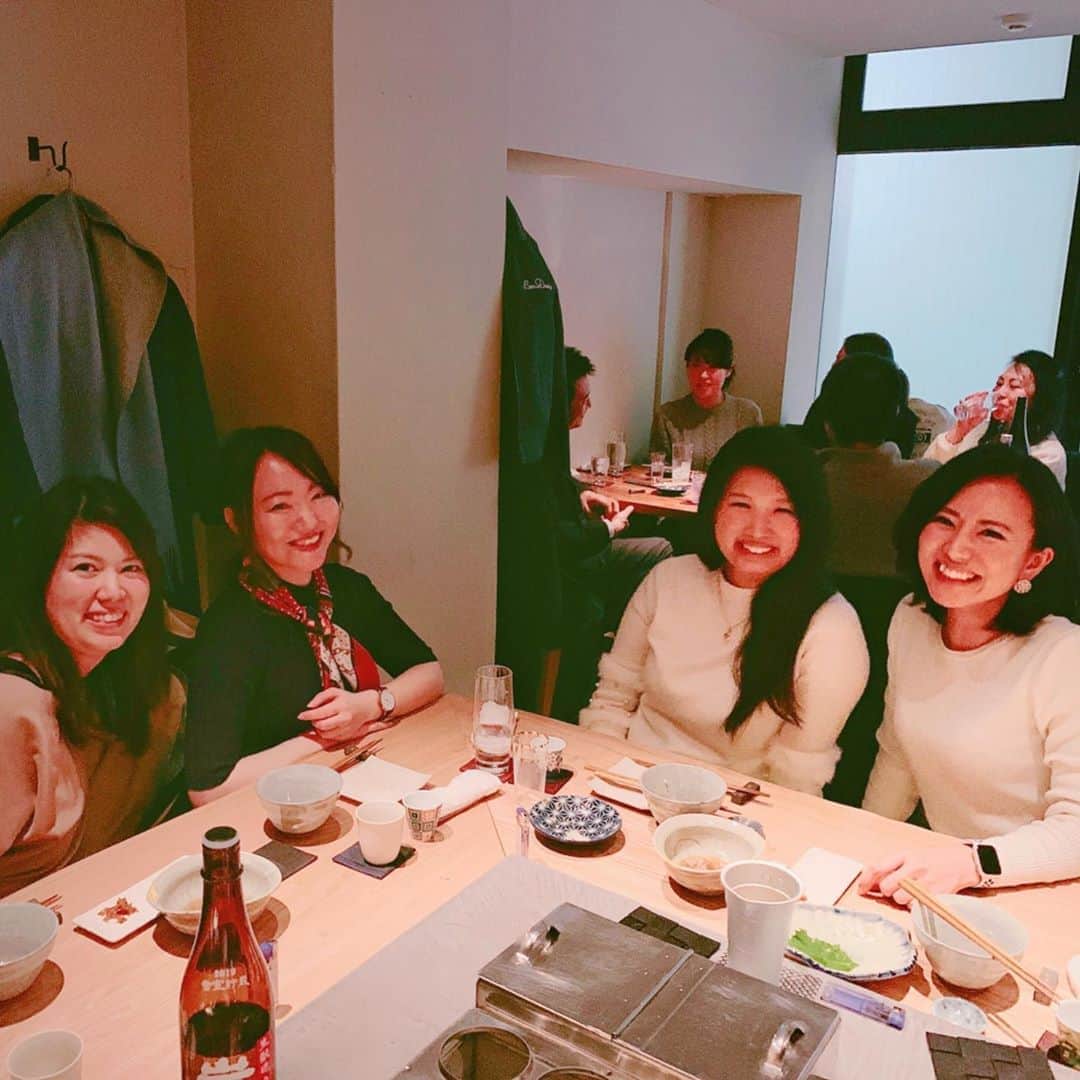 長嶺菜菜子のインスタグラム：「﻿ ﻿ 第1回姉妹会👯‍♀️﻿ ﻿ ﻿ 沖縄出身🌺﻿ 長嶺姉妹﻿ ＆﻿ 赤嶺姉妹﻿ ﻿ の姉妹会👯‍♀️﻿ ﻿ ﻿ ▶︎姉妹の共通点5つ　﻿ ▷歳の差 ：2歳差﻿ ▷お酒 ：姉が飲める、妹は飲めない﻿ ▷兄妹構成 ：影の薄い兄がいる﻿ ▷沖縄あるある？：日本語が不自由﻿ ▷高校 ：那覇高校（一中）と首里高校（二中）﻿ ﻿ ﻿ なんといっても﻿ 名前の頭文字が一緒！！﻿ ﻿ ▶︎姉2人﻿ 長嶺ななこ﻿ 赤嶺なつこ﻿ ﻿ ▶︎妹2人﻿ 長嶺まりこ﻿ 赤嶺まき﻿ ﻿ ﻿ これ、意味通じるかね😁﻿ 『な』と『ま』だけ太字にしたい❗️❗️﻿ ﻿ こんな事ある⁉️🤣🤣﻿ 面白い出会いだわ🤣🤣🤣﻿ ﻿ ﻿ 話してたのは﻿ 恋愛・仕事・沖縄の教育について・沖縄について、などなどたくさん話した☺️✨﻿ ﻿ ﻿ ﻿ その中でも﻿ 沖縄の言葉で内地で通じない言葉を共有したんだけどさ﻿ ここで2つだけ紹介するね😁﻿ ﻿ ﻿ ①つ目﻿ ﻿ 沖縄の人は、お店が混んでいたら﻿ ﻿ 【今日いっばいしてるね】﻿ ﻿ って言う。﻿ ﻿ これ、沖縄以外は通じない。﻿ ﻿ ちなみに﻿ 意味は：今日人が多いね（満席だね）﻿ みたいなニュアンス﻿ ﻿ ﻿ ﻿ ②つ目﻿ ﻿ 【この靴狭いね】﻿ ﻿ 意味は：この靴小さいね﻿ ﻿ 洋服とか靴とか帽子とかに、狭い、は結構使ってる気がする。﻿ ﻿ この服狭い、とか。﻿ ﻿ これも沖縄以外は通じない。﻿ ﻿ ﻿ ﻿ これを知ったとき、衝撃だった😂😂😂😂😂﻿ ﻿ ﻿ 普通に使ってた言葉だしさ﻿ ってかてか　むしろ﻿ 【いっぱいしてる】って使いやすくない⁉️﻿ ﻿ ﻿ なんか混んでるイメージがしやすいさーね😁﻿ ﻿ ﻿ ﻿ 他にも無意識で使ってる言葉で通じないのあるんだろーなー🤣﻿ ﻿ ﻿ なんか、思いついてる人、教えて😆👇﻿ ﻿ ﻿ ﻿ ﻿ ﻿ ﻿ ﻿」
