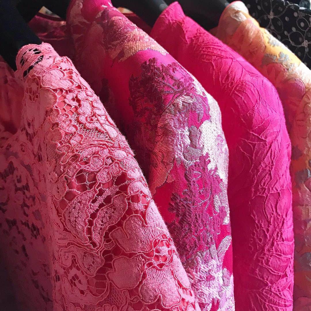 キャロライン チャールズさんのインスタグラム写真 - (キャロライン チャールズInstagram)「Fabrics from our new Spring Summer 20 Collection. Visit us in-stores or online to view our latest arrivals. 🌺  #fabrics #luxury #brocade #lace #ladies #luxuryfashion #ss20 #springsummer #newcollection #london #england #british #britishdesigner #britishfashion #instafashion #style #fashionista」1月22日 21時49分 - carolinecharleslondon
