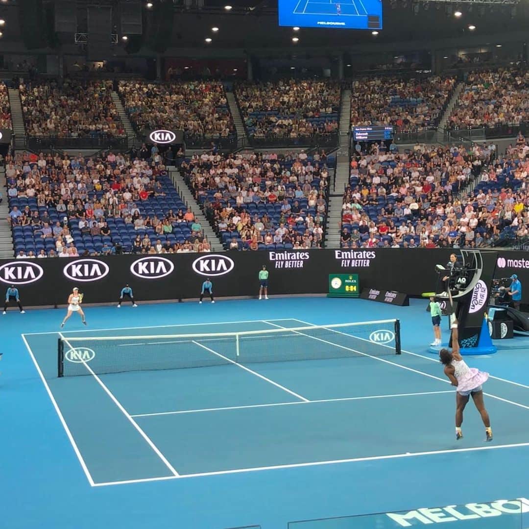 石原孝尚さんのインスタグラム写真 - (石原孝尚Instagram)「Australian Open Tennis Rod Laver Arena  S.Williams vs T.Zidansek  R.Federer vs F.Krazinovic  3日連続のRod Laver🎾  ここまでくると観戦というより 研究してる感じ🧐  質の高いプレーにため息が出ちゃうし 興奮というか心に突き刺さってくる 本物をアリーナで見る大切さ  レベルが高くて 緊張感もあって 選手の持ってるものをすべて出さないといけない動物的な感じもまた好き  Federerのバックハンド、憧れるなぁ〜  諏澤さん 本当にありがとうございました🙇‍♂️」1月22日 21時43分 - taka_ishihara
