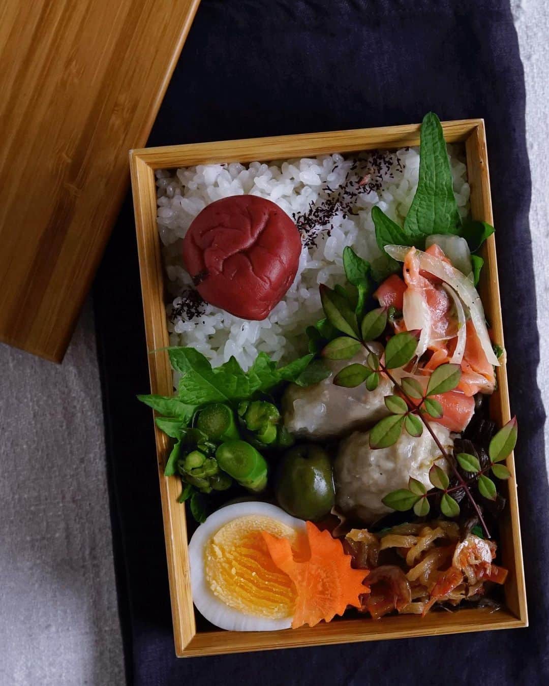 Ryoko Yunokiのインスタグラム：「+ + + Chicken meatballs stew bento/鶏団子のスープ煮弁当 . *rice and umeboshi *chicken meatballs stew *smoked salmon and onion salad *blanched asparagus *dashi-simmered dried daikon and veggies *hard-boiled egg . ＊ごはんと梅干し ＊鶏団子のスープ煮 ＊スモークサーモンと玉葱のサラダ ＊茹でアスパラガス ＊切り干し大根の煮物 ＊ゆで卵 + + + #bento #お弁当 #丸の内弁当 #f52grams #公長齋小菅」