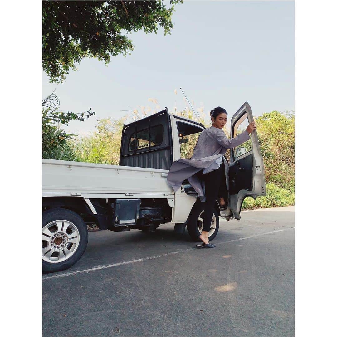 金城優華のインスタグラム：「昨日の優華服投稿。 あの後﻿ 乗った車はピカップ(軽トラ)。﻿ ﻿ 軽トラを﻿ ピカップ=pick up﻿ って言うの沖縄だけだっけ？﻿ ﻿ ﻿ ﻿ ﻿ ﻿ ﻿ #金城の休日﻿ #昨日の﻿ #コーデ﻿ #諸事情ありまして﻿ #この日はペカップ﻿ #一応、MT免許持ってるよ﻿ #秒でエンストさせるけど﻿  #instagram」