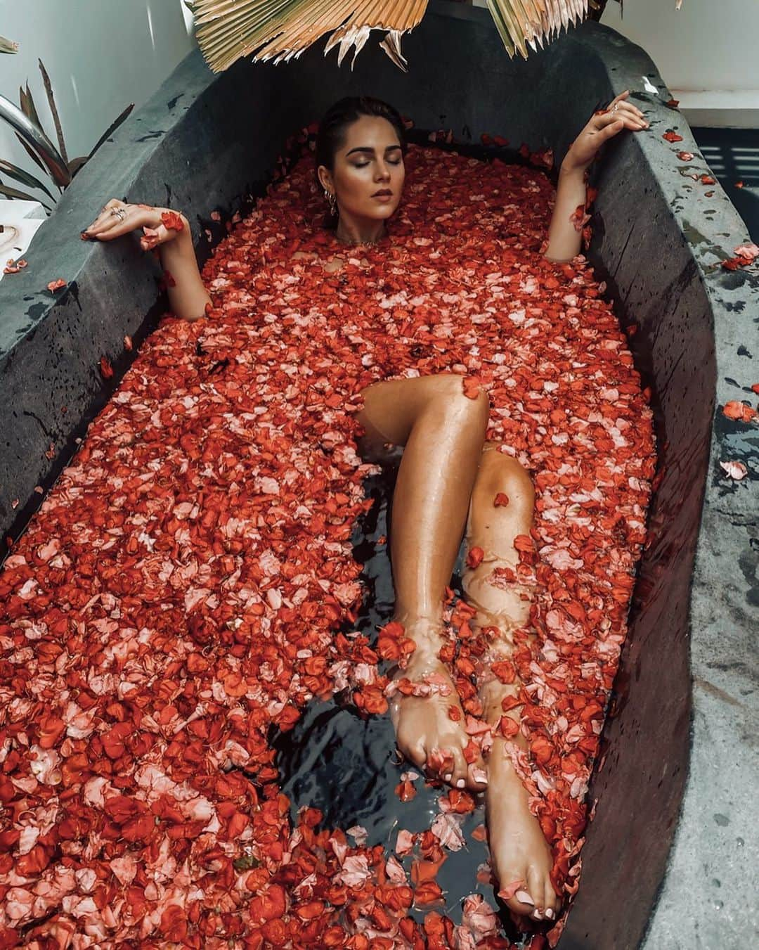 Jessy Hartelさんのインスタグラム写真 - (Jessy HartelInstagram)「Flower bath 🛁 🌺  #Bali #travel」1月22日 21時47分 - jessyhartel