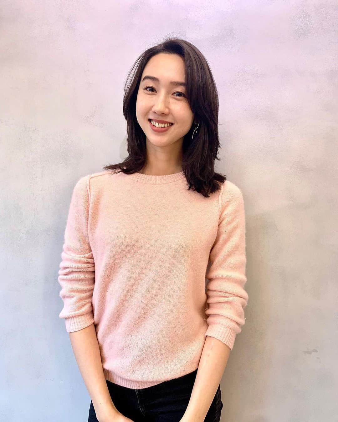 松原汐織のインスタグラム：「🌸 髪の毛を綺麗にする急用があり、駆け込みで @garland.shiho ちゃんの所へ🙋🏻‍♀️ ・ １ヶ月ぶりのヘアカラー＆トリートメント！ サラサラヘアーは勿論のこと、志帆ちゃんの絶妙なカラーリングで色持ちも良くって有り難い限り✨ @garland_tokyo 銀座店のシャンプー台が心地が良くてトリートメント中が極楽でして♨️美容院のシャンプー台が苦手な方にもオススメ🙆🏻‍♀️ ・ コスメの質問コメントやDMを多くいただくので今日もオススメを一つ紹介します💄❤️ ・ ２枚の写真＆３枚目のムービーでも使用しているのですが、 @cosmedecortejp のザルージュBE854が色味も綺麗で潤いもしっかりあって🥰コントゥアリングアイシャドウ013も目元の骨格そのものを綺麗に見せてくれて◎どちらもつけた瞬間に恋に落ちて衝動買いでした😜(詳細は４枚目📸) コンサバメイク派の方ならお好きかと思います👍🏻 ・ ヘアもメイクも気分一新💕💕 まだまだ寒さが厳しい日々が続きそうですが、春ヘアメイクで楽しく日々を過ごしています🌸🌸🌸 ・ #しおりの美容道 #ヘアカラー #トリートメント #サラサラヘアー #銀座 #美容院 #オススメコスメ #コンサバ #メイク」