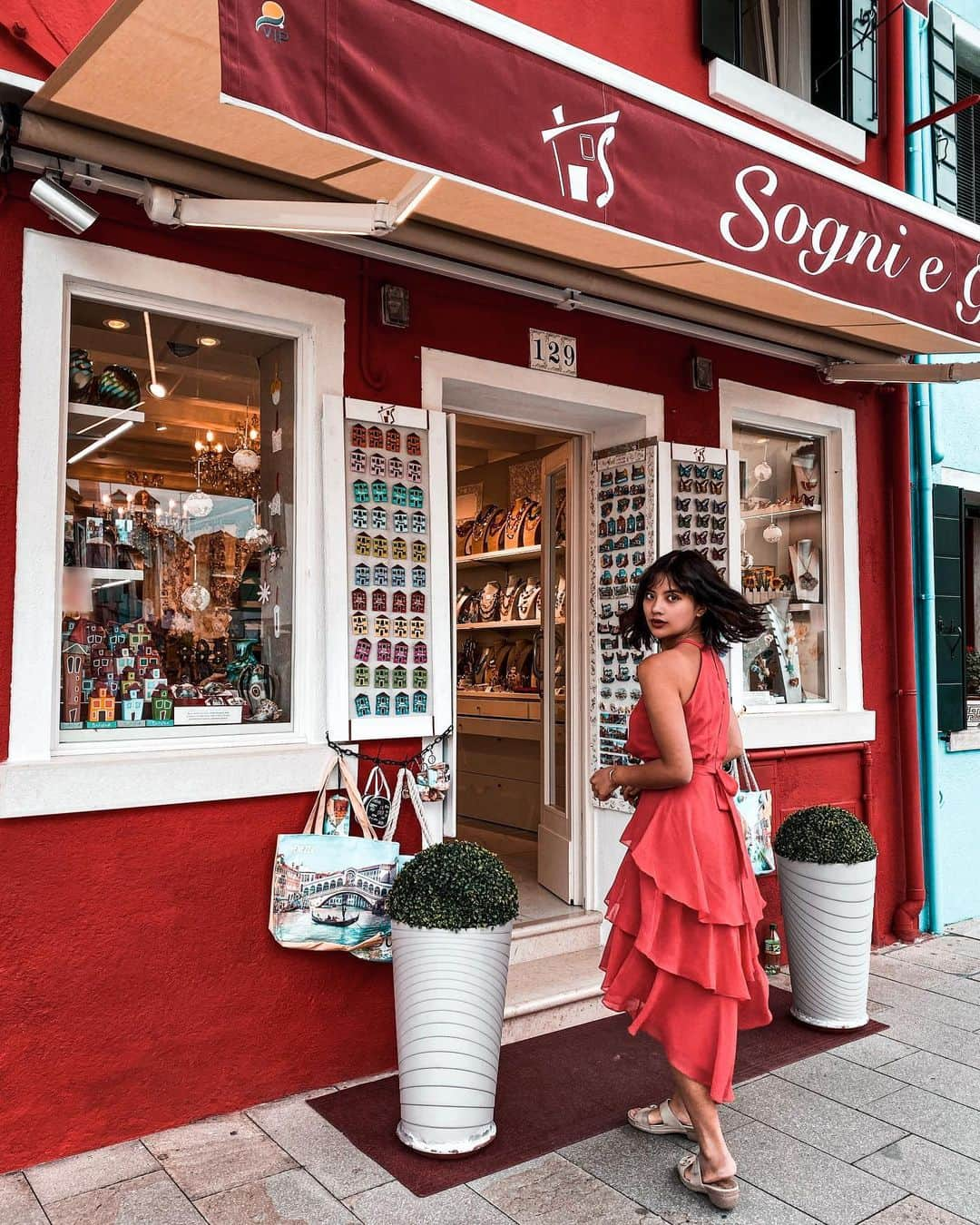 VIENNAさんのインスタグラム写真 - (VIENNAInstagram)「RED❣️ ・ ・ ・ #burano#buranoisland#italy#venice#venezia#travel#like4like#follow4follow#followforfollow#travel#trip#diet#sexy#likeforlike#makeup#tagsforlikes#f4f#vsco#lightroom#コーデ#おしゃれさんと繋がりたい#ボブ#ダイエット#写真好きな人と繋がりたい#ブラーノ島 #イタリア#ヴェネツィア#ヴェニス」1月22日 21時54分 - viennadoll_official