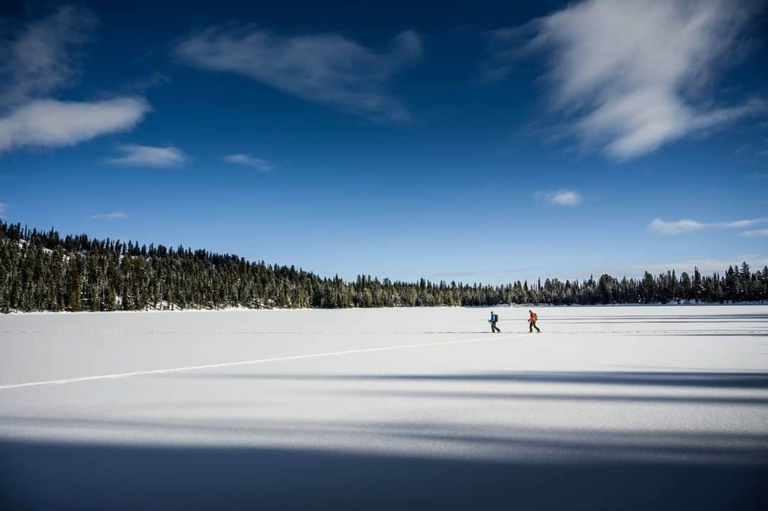 National Geographic Travelさんのインスタグラム写真 - (National Geographic TravelInstagram)「Photo by @taylorglenn | Skiers on their way up into the high country cross a frozen Bradley Lake in Grand Teton National Park in Wyoming. Winter in the Tetons is nothing short of spectacular.  Follow @taylorglenn for more #winter in #Wyoming and beyond. #JacksonHole #GrandTetonNationalPark」1月22日 22時07分 - natgeotravel