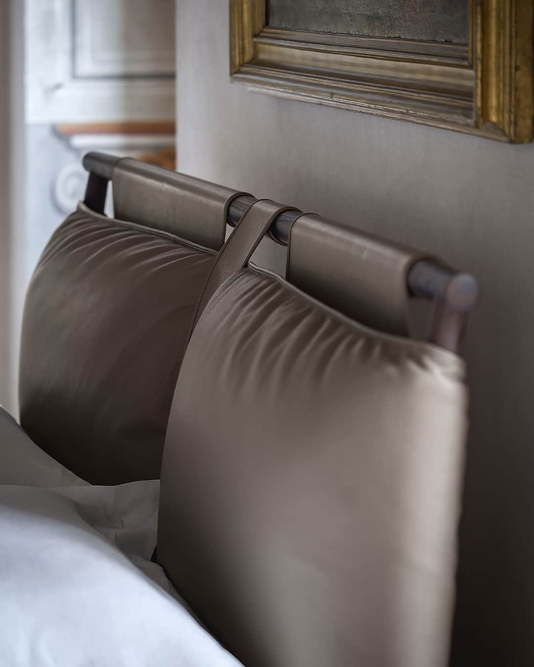 Poltrona Frauさんのインスタグラム写真 - (Poltrona FrauInstagram)「Sleep time deserves the beauty of a great design. Check out the Times bed headboard: a large, evocative combination of leather, wood and fabrics. Discover Poltrona Frau's night collection. – #PoltronaFrau #InteriorDesign #Furniture #Interiors @spalvieridelciotto」1月22日 22時00分 - poltronafrauofficial